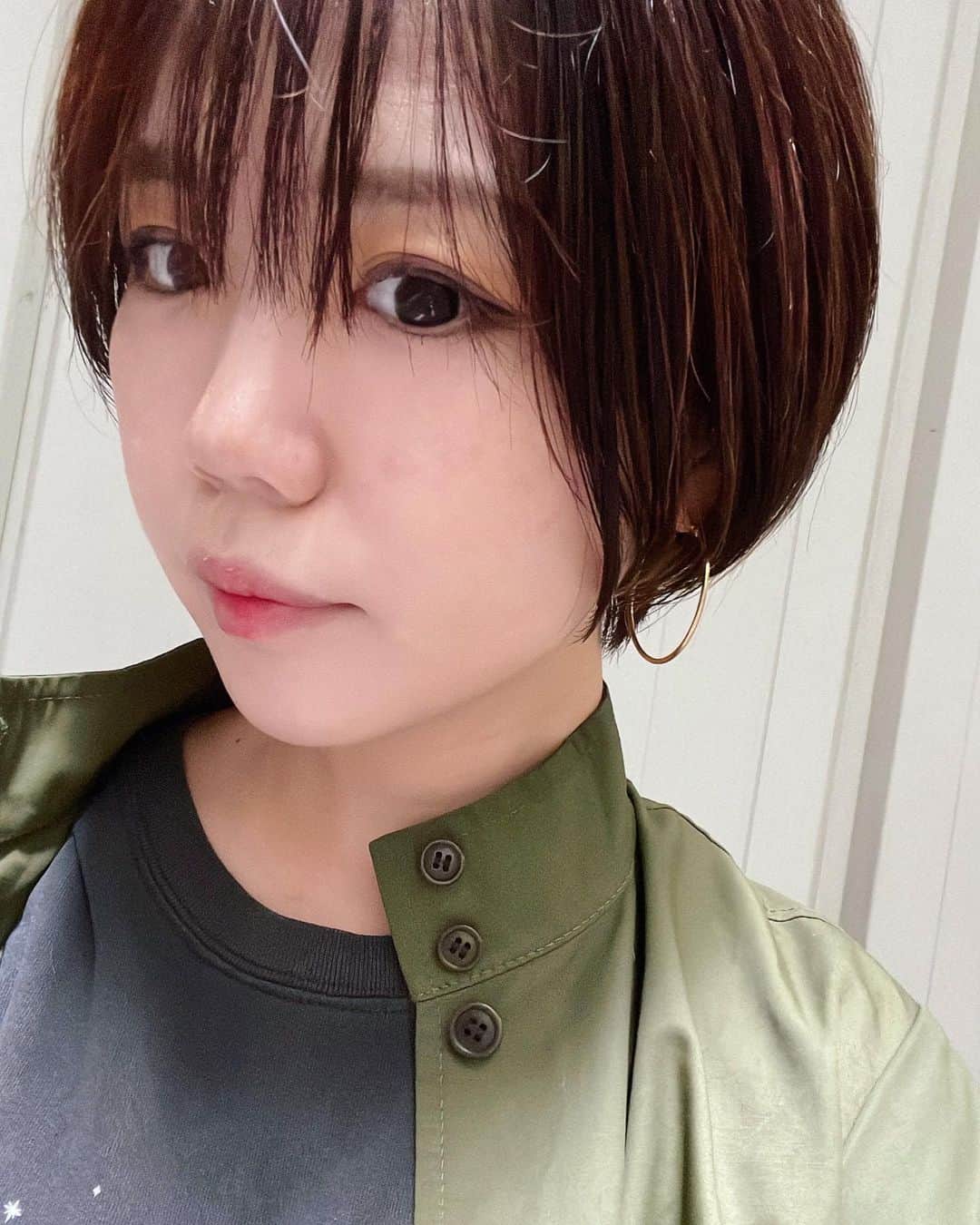 森本レオ子のインスタグラム：「・ A CLINIC新宿院（@aclinic_shinjuku）の吉川彩先生（@aclinic_yoshikawa）にAスレッドを施術して頂いて2週間が経過しました。 ・ ・ 施術直後からフェイスラインがスッキリした効果を実感しましたが、2週間経ってさらに馴染んできた感じ☺️🥰 ・ ・ ・ 腫れなどのダウンタイムは全くありませんでしたが、術後初日は横を向いて寝る際に少し痛みが。その痛みやツッパリ感も今はほとんどなくなりました🥳快適です！ ・ ・ 口周りのもたつきやたるみが気になる方にホントおすすめ🥹マスクを外す自信がちょっと付きます😌💓‪  #aスレッド #糸リフト #aclinic #aclinic銀座 #aclinic横浜 #aclinic新宿 #aclinic名古屋 #aclinic大阪 #aclinic福岡 #aclinic池袋 #acllinic仙台 #aクリニック #エークリニック#小顔 #リフトアップ #スレッドリフト #小顔整形 #たるみ改善 #美容外科 #美容皮膚科 #美容クリニック #吉川彩」