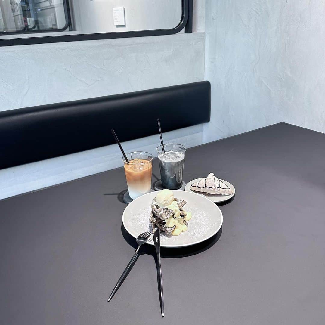 仲川琉菜のインスタグラム：「自分の中でモノトーンカフェのブームがきてる、最近  ☕️The Unknown」