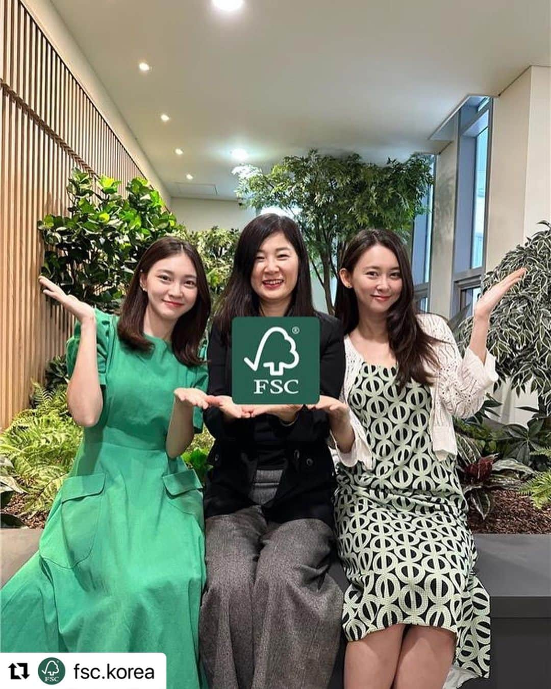 ホ・ヨンジュ のインスタグラム：「듀자매가 국제 환경 NGO 기구인 FSC의 앰배서더가 되었어요! 👭🌳 @fsc.korea 전 세계 숲을 책임있게 관리하며 야생동물 보호, 기후 변화에 앞장서는 FSC와 함께하게되어 기뻐요💚  #Repost @fsc.korea 600만 크리에이터 듀자매 FSC 앰배서더 발탁💚  가수이자 틱톡 600만 크리에이터 듀자매가 타일러에 이어 FSC코리아 앰배서더로 위촉되었습니다.  크리에이터, 교수, 라이브커머스, 강연 등 활발한 활동을 하고 있는 듀자매와 함께 한국 소비자들에게 숲의 소중함을 알리고 FSC라벨을 널리 알리고자 하는데요!  앞으로 듀자매와 함께하는 다양한 활동 기대해주세요👭🏻🌿  🌱@good7919 @_lovely_dew @dewsisters   #fsc #fsckorea  #국제기구 #NGO #ambassador」