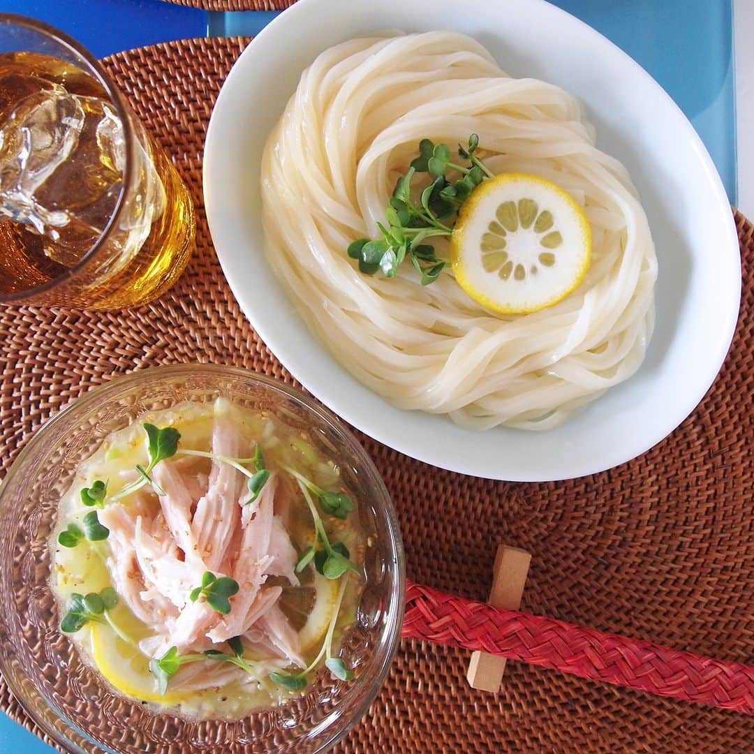 テーブルマークのインスタグラム：「. 夏うどん🎐 【鶏ねぎレモンのつけうどん】 . ねぎをたっぷり入れた さっぱりレモンつゆでいただくうどん🍋✨ . ▼材料（１人分） ❁冷凍「稲庭風うどん」 　または「夏のつるんうどん」：１玉 ❁長ねぎ（みじん切り）：1/2本：約50g ❁サラダチキン（手でさく）：約30g ❁レモン（輪切り）：２～３枚 ❁貝割れ菜：適量 ［A］ ❁鶏がらスープの素：小さじ１ ❁塩：小さじ1/5（約１g） ❁砂糖：少々 ［B］ ❁レモン汁：大さじ１.5 ❁白だし：小さじ４ ❁ごま油：小さじ１ ❁白炒りごま：小さじ1/2 ❁黒こしょう：少々 ❁冷水：大さじ２ . ▼下準備 ・冷凍「稲庭風うどん」または 　「夏のつるんうどん」はレンジで加熱し、 　冷水でしめてざるにあげておく . ▼作り方 ①つゆを作る 　１.器に長ねぎを入れ、［A］をよく混ぜ合わせる 　２.さらに［B］を加え混ぜ、 　　 しばらくおいて味をなじませる 　３.レモンの輪切り、サラダチキン、貝割れ菜をのせる . ②①のつゆに水でしめたうどんを 　つけながら召し上がれ . #うどん #udon #冷凍うどん #さぬきうどん #うどん部 #うどん好き #レシピ #おうちごはん #簡単レシピ #うどんレシピ #アレンジレシピ #今日のごはん #ランチ #ランチメニュー #夕食 #晩御飯 #晩ご飯 #晩ごはん #TableMark #テーブルマーク #lemon #レモンレシピ #レモン #つけめん #つけ麺 #つけうどん #夏うどん #夏 #夏レシピ #夏メニュー」