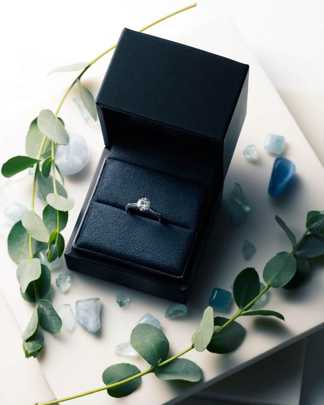 ラザール ダイヤモンド ブティック公式 | 婚約・結婚指輪のインスタグラム：「ー 創業120年の歴史が繋ぐ、永遠の愛 ー  厳選したダイヤモンドの原石に、 贅沢なカッティングを施したダイヤモンドの輝きが美しい、 ラザール ダイヤモンドのエンゲージリング。  七色に輝く至高の煌めきは、 輝き続ける人生の宝物。  ＜婚約指輪＞CARILLON  #lazarediamond #ラザールダイヤモンド #婚約指輪 #エンゲージリング #NEWYORK #NYC #ダイヤモンド #ダイヤモンドリング #ブライダルリング #ブライダルリング専門店」