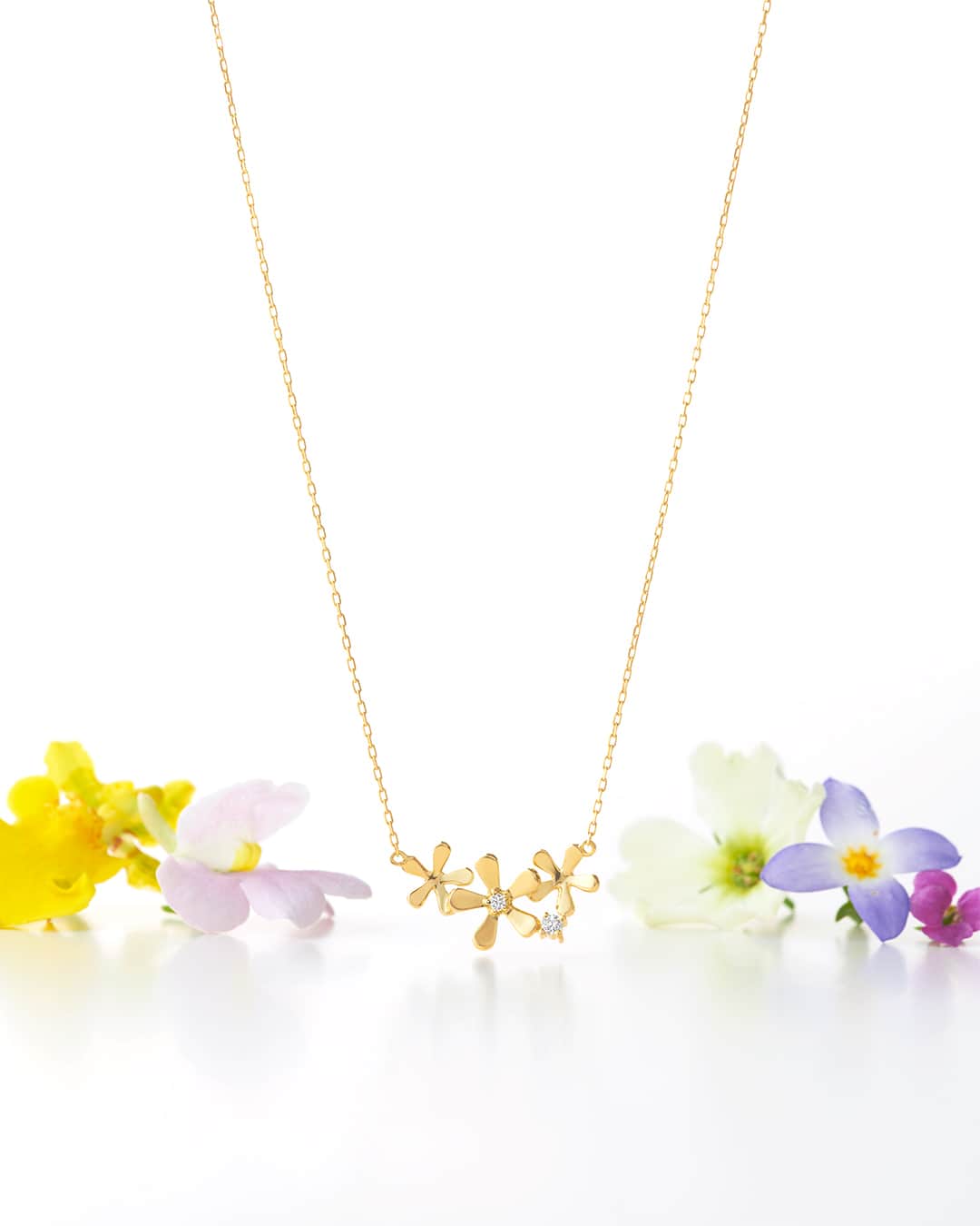 アーカーさんのインスタグラム写真 - (アーカーInstagram)「. 「fleur brilliant」 艶やかなイエローゴールドの花々にダイヤモンドをあしらったフルールブリリアン 　 #AHKAH #jewelry #2023ss #necklace #present #アーカー #ジュエリー #ネックレス #プレゼント」6月13日 17時01分 - ahkah_official