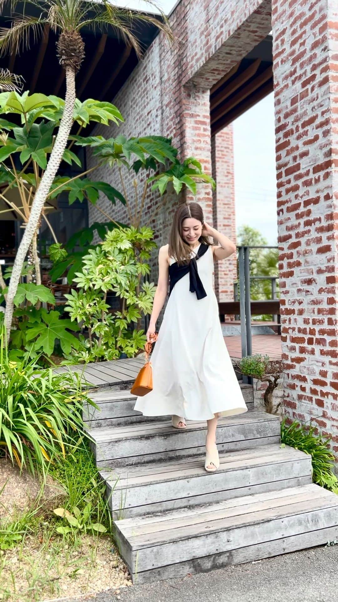 のインスタグラム：「. @uniqlo_jp のワンピがやっぱり優秀✨  1枚でサラッと着てもラインが綺麗🫶 とにかく気兼ねなく使えるしこれからの季節に嬉しいエアリズム🍃 #ウルトラストレッチエアリズムワンピース 標準丈Mサイズ着用。  いつもSだと肩とかバスト周りがピチッとしすぎてMだとなんかもたつく…っていうところでだいたいサイズ悩むんだけど結局どっちか買っても満足できる価格😂  #uniqlo #ユニクロコーデ #uniqlo2023ss #ユニジョ #プチプラ #夏ファッション #ワンピースコーデ #白ワンピ」