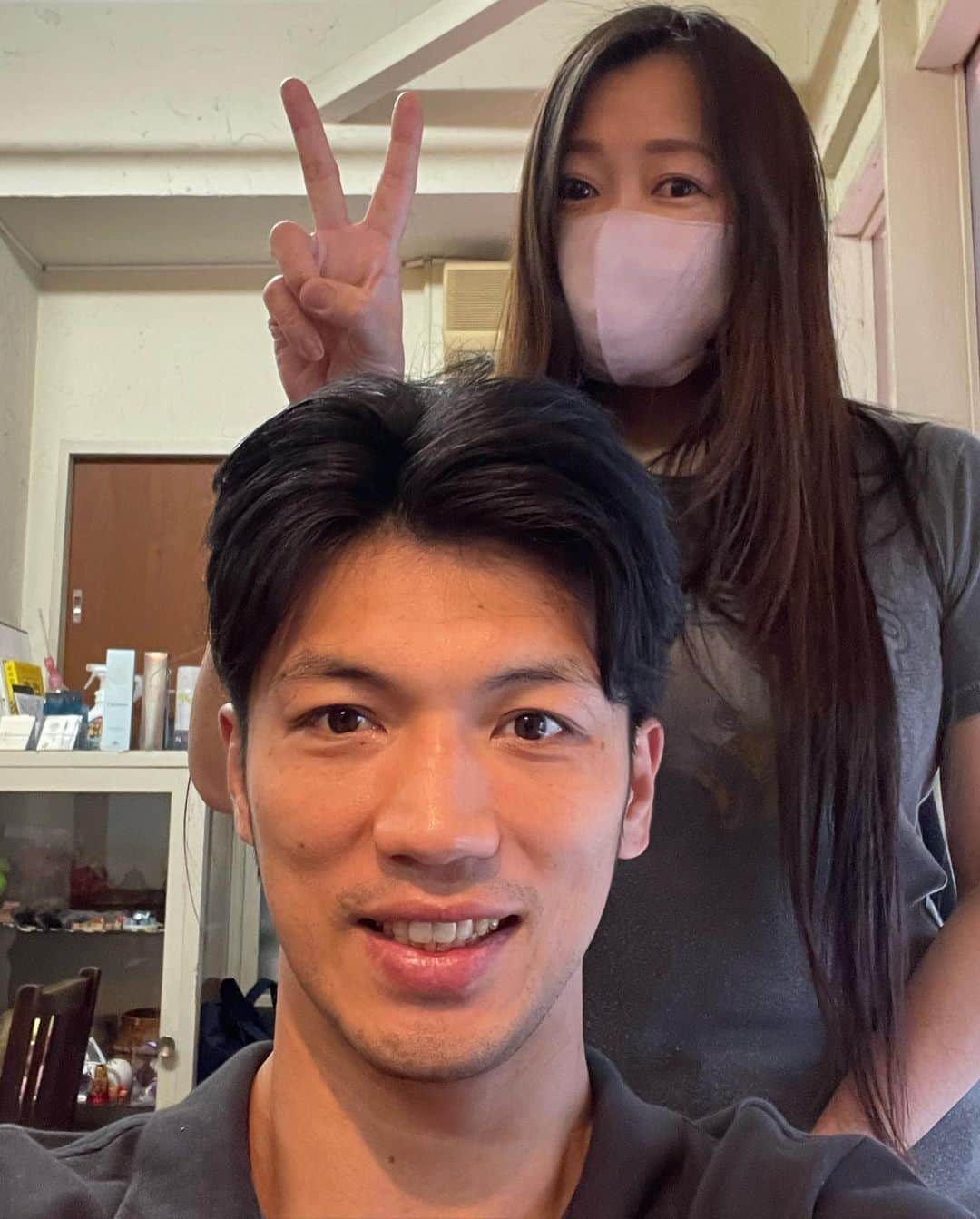 杉本知香さんのインスタグラム写真 - (杉本知香Instagram)「ゆうぞうさんと村田さん 3度目のばったり😆 村田さん、ゆうぞうさん、ペレくん 三人三様の癖毛がいい感じにおさまる髪型に✂️✨ 今日イチおもろかったのは… 村田さんの室伏広治さんのものまねです🤣😂🤣😂  #中目黒美容室 #村田諒太 🥊 #ロンドンオリンピックミドル級金メダリスト 元#WBA世界ミドル級スーパー王者 #インスタントジョンソンゆうぞう #インスタントジョンソン #お疲れちゃん #ペレ草田#布袋寅泰#ピンポーン」6月13日 16時53分 - sugimotoc