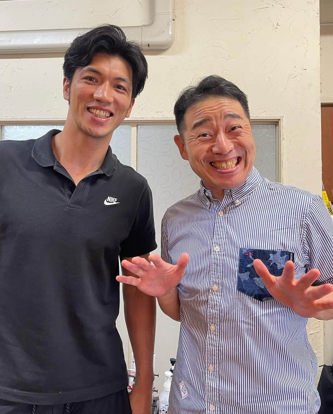 杉本知香さんのインスタグラム写真 - (杉本知香Instagram)「ゆうぞうさんと村田さん 3度目のばったり😆 村田さん、ゆうぞうさん、ペレくん 三人三様の癖毛がいい感じにおさまる髪型に✂️✨ 今日イチおもろかったのは… 村田さんの室伏広治さんのものまねです🤣😂🤣😂  #中目黒美容室 #村田諒太 🥊 #ロンドンオリンピックミドル級金メダリスト 元#WBA世界ミドル級スーパー王者 #インスタントジョンソンゆうぞう #インスタントジョンソン #お疲れちゃん #ペレ草田#布袋寅泰#ピンポーン」6月13日 16時53分 - sugimotoc