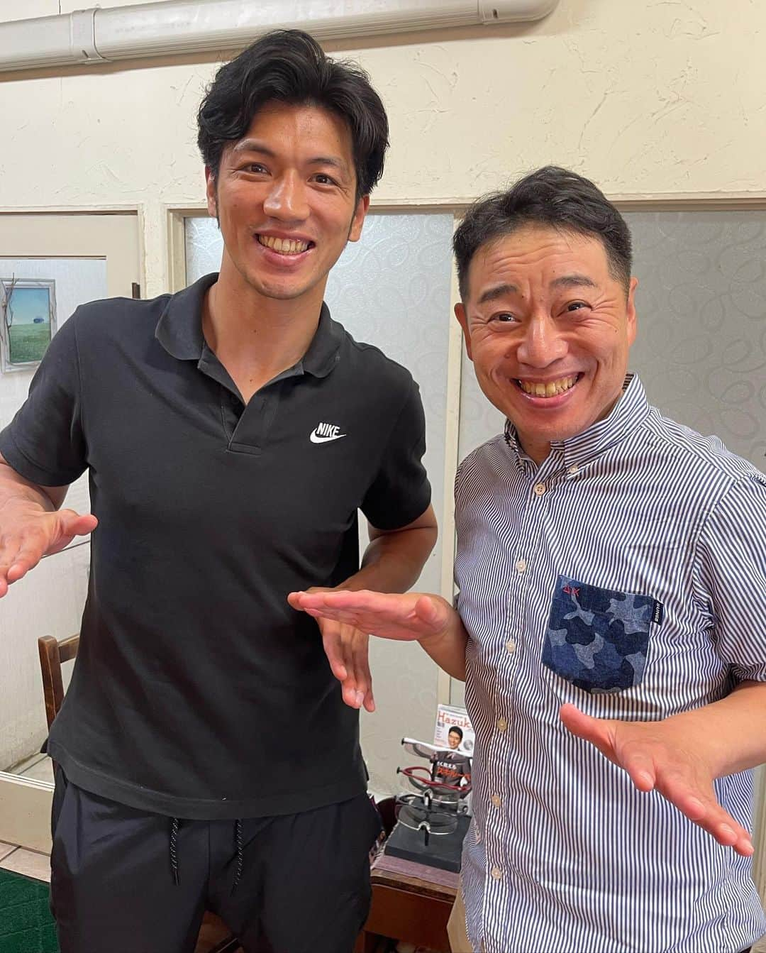 杉本知香さんのインスタグラム写真 - (杉本知香Instagram)「ゆうぞうさんと村田さん 3度目のばったり😆 村田さん、ゆうぞうさん、ペレくん 三人三様の癖毛がいい感じにおさまる髪型に✂️✨ 今日イチおもろかったのは… 村田さんの室伏広治さんのものまねです🤣😂🤣😂  #中目黒美容室 #村田諒太 🥊 #ロンドンオリンピックミドル級金メダリスト 元#WBA世界ミドル級スーパー王者 #インスタントジョンソンゆうぞう #インスタントジョンソン #お疲れちゃん #ペレ草田#布袋寅泰#ピンポーン」6月13日 16時53分 - sugimotoc