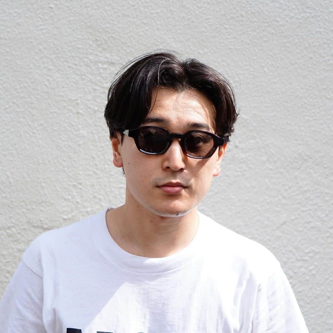 のインスタグラム：「. 新入荷しました「UNIQUE DESIGN MILANO（ユニーク デザイン ミラノ）」から前回も好評でした「BALLARE」ご紹介。  12mmもの厚いの生地から切り出された斬新なカットが目を惹くフレームデザインに合わさる角が緩やかなヘキサゴンシェイプが特徴です。  また、生地の薄いところ、厚いところでわずかに出る鼈甲柄の濃淡の差もお楽しみください。  brand: UNIQUE DESIGN MILANO model:BALLARE color: C22 price: ¥39,600/(w/tax)  #uniquedesignmilano」