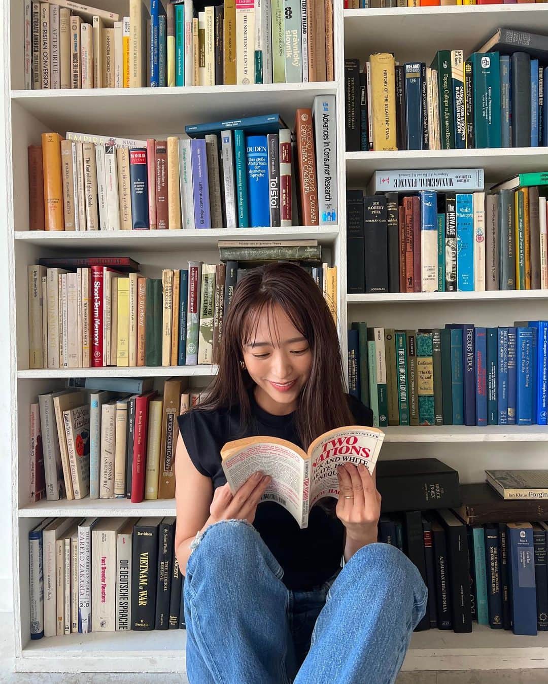 近藤千尋のインスタグラム：「@veryweb.jp  発売中ですが 見てくださいましたか💗✨🥹 今月もワイワイ撮影しております❤️ おしゃれなセットがあったので カメラマンさんに撮ってもらいました💓笑 本、読んでるふう😂笑  撮影で浅草に行って 外国人の観光客の方々がたくさんいて とっても混んでいました😳‼️✨  私もゆっくり観光したいな〜🩷🩷」