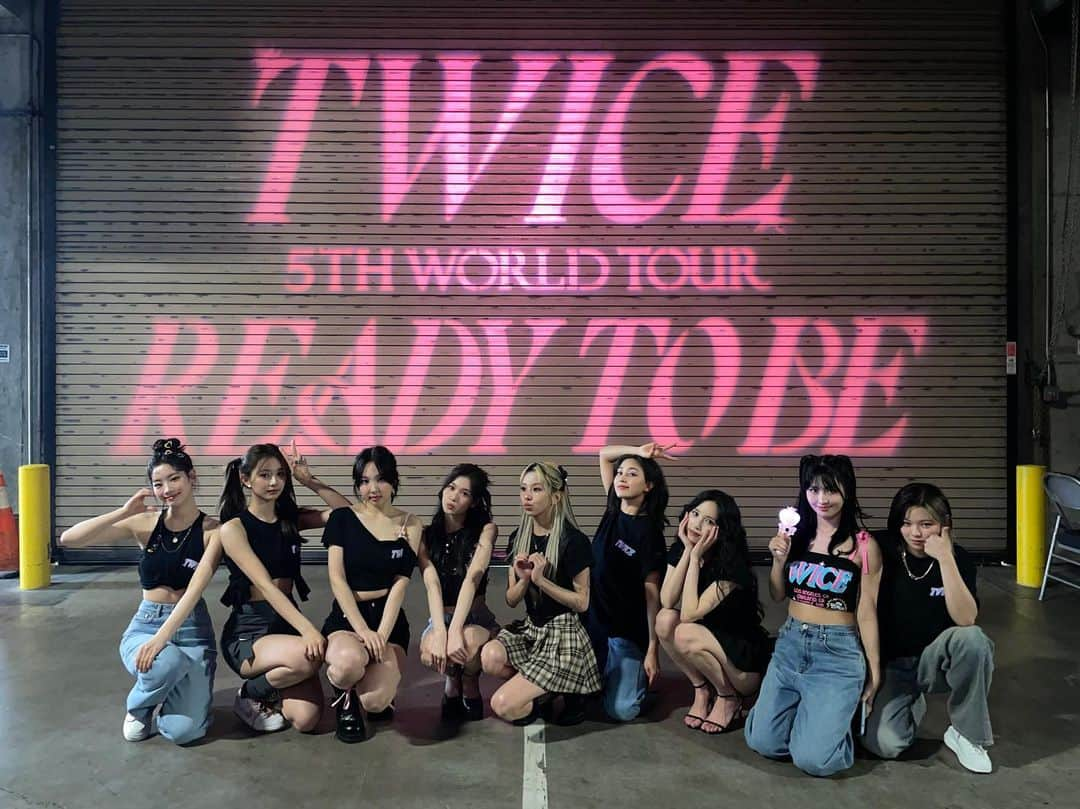 TWICEさんのインスタグラム写真 - (TWICEInstagram)「TWICE 5TH WORLD TOUR 'READY TO BE' IN #OAKLAND - DAY 1  So happy to be back in Oakland 💗 Let's meet tomorrow for another unforgettable night ✨  #TWICE #트와이스 #READYTOBE #TWICE_5TH_WORLD_TOUR」6月13日 17時09分 - twicetagram