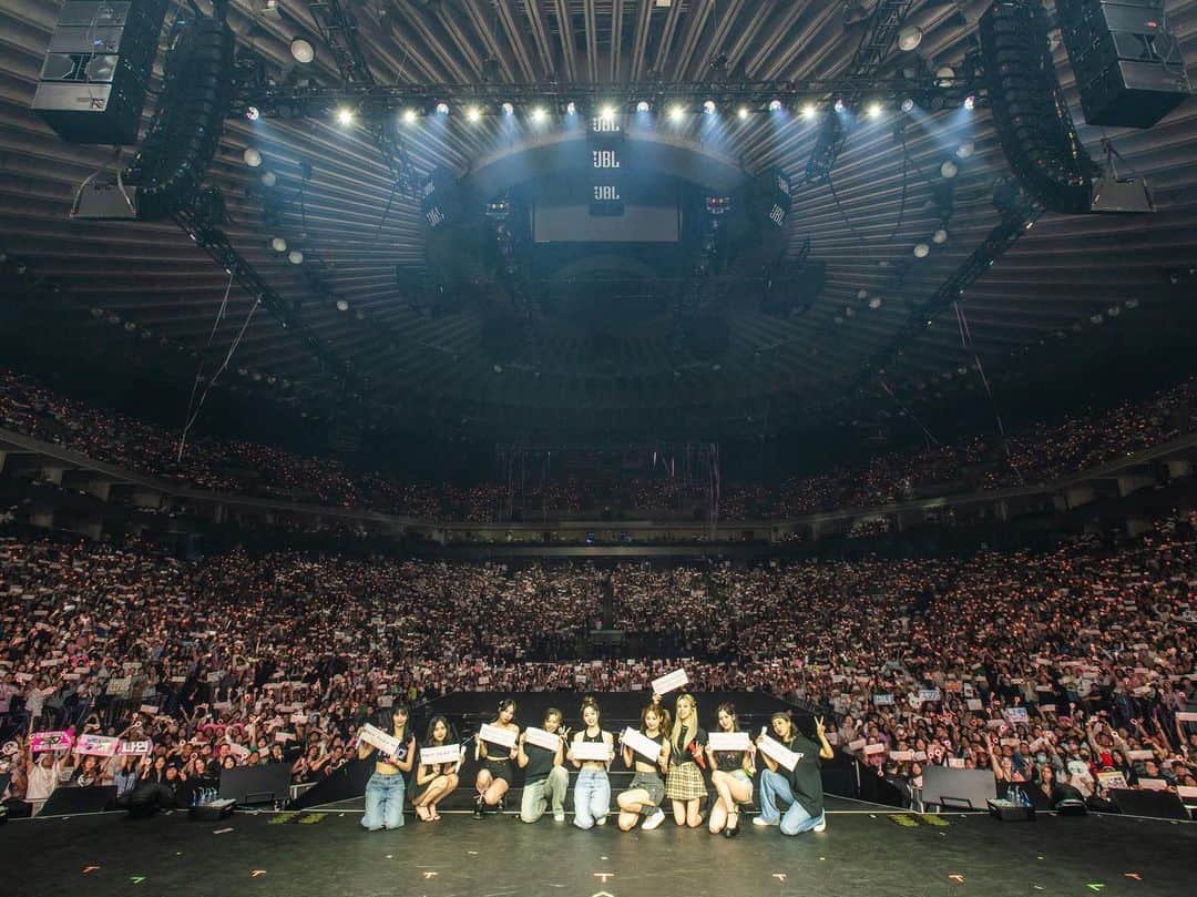 TWICEさんのインスタグラム写真 - (TWICEInstagram)「TWICE 5TH WORLD TOUR 'READY TO BE' IN #OAKLAND - DAY 1  So happy to be back in Oakland 💗 Let's meet tomorrow for another unforgettable night ✨  #TWICE #트와이스 #READYTOBE #TWICE_5TH_WORLD_TOUR」6月13日 17時09分 - twicetagram