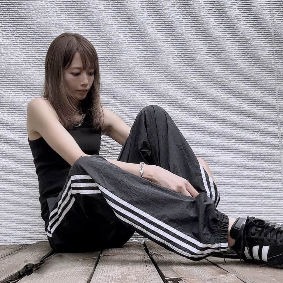 山本明果のインスタグラム：「⠀ ⠀ ⠀ ⠀ 🫚🫙 ⠀ ⠀ @hm のアメスリタンクトップ、プチプラで優秀すぎて毎年着てるお気に入り。 ⠀ ⠀ tops / #hm#handm pants / #adidas#古着 shoes / #adidas#samba ⠀ ⠀ 発酵生姜作った。 煮沸消毒した瓶に、皮ごとおろした生姜をパンパンに詰めて冷蔵庫で1週間置くだけ。 半年から1年ほど持つみたい。 余計なもの入ってないし、チューブの生姜買わなくていいし、なにより美味しいみたいで楽しみ。 #発酵生姜 ⠀ ⠀」