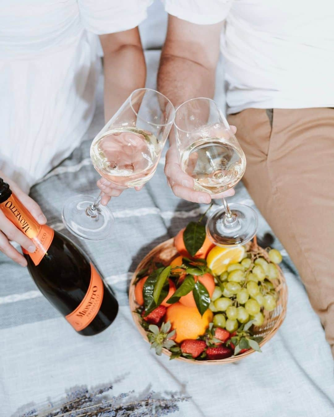 Mionetto Prosecco Suomiさんのインスタグラム写真 - (Mionetto Prosecco SuomiInstagram)「🧡 🧡 🧡  Se on kepeä, se on kupliva, se on suosittu, se on erilainen ja täysin omanlainen. Mikä se on?  Sehän on tietysti Prosecco, tietysti Mionetto!  Mionetto Prosecco 0,75 l Alkossa 13,49€ Mionettolla on vakiintunut maine laadukkaiden viinien tuottajana, voit olla varma, että jokaisessa pullossa on täydellisesti valmistettua kevyesti kuplivaa Proseccoa.  #mionetto #prosecco #mionettoprosecco #kuohuviini #kesä #madeinitaly #kuplivamionetto」6月13日 17時06分 - mionettoproseccofinland