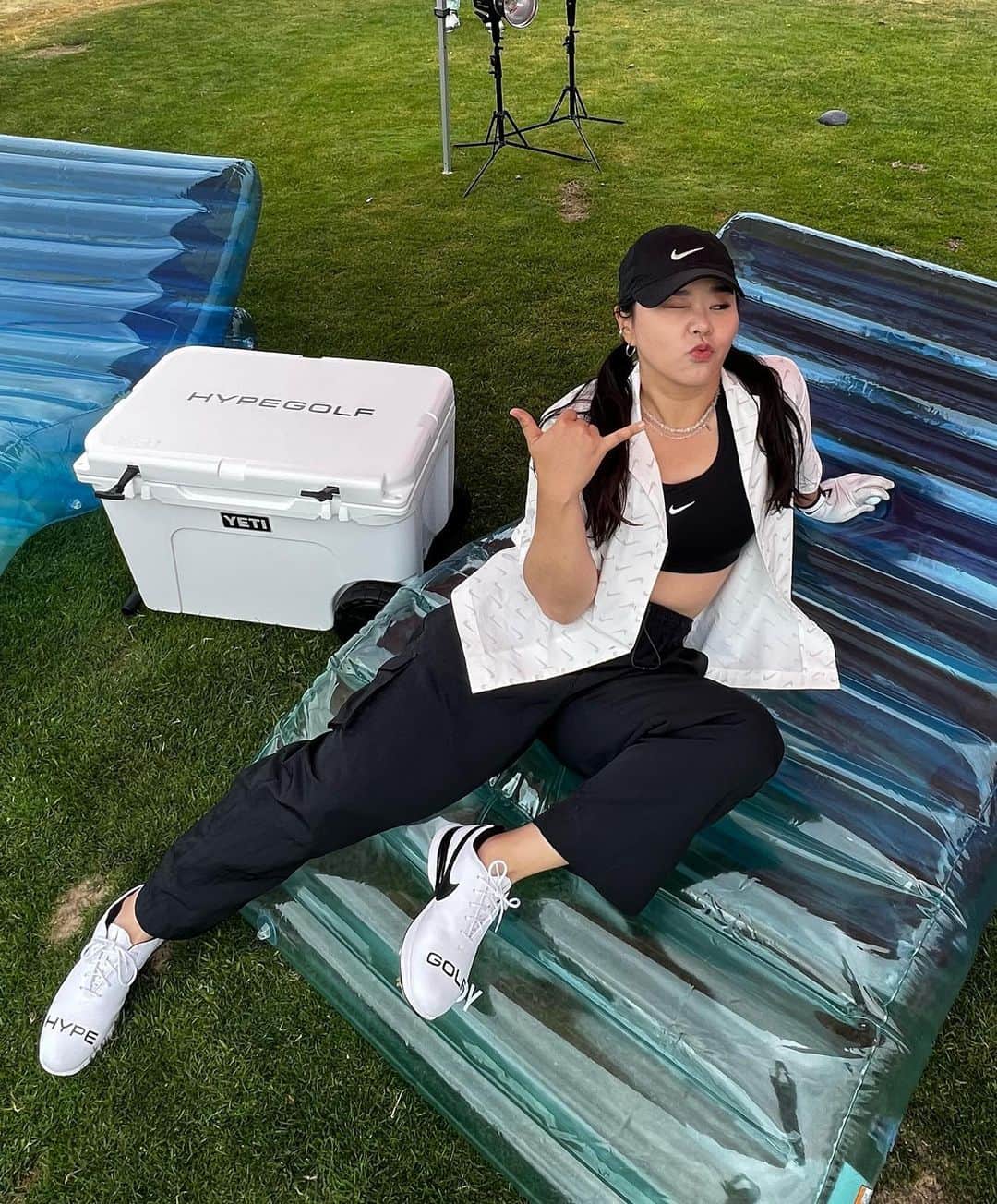 のインスタグラム：「_ ⚫️HYPEGOLF LA Invitational⚫️ 진심 하입골프 LA 인비테이셔널 경험해보지 않았으면 진정한 하입을 느낄수없었을것 같다😎 너무너무 재밌었던 하입골프 두번째 인비테이션😆 기프트 선물 갤럭시와 갤럭시 워치 @samsungmobile 폼 미쳐다리🤙🏻 그리고 평소에 너무 팬이였던 @coach_rusty 도 만나고🥹 세상 인싸 골퍼들 다모였다🙈 정말 너무너무 행복한 시간이였어요 초대주셔서 감사합니다🙏🏻  Thank you for inviting me🙏🏻 @hypegolf & @hypebeast  And It was nice meeting you I'm a BIG fan of you😍 @coach_rusty  #쿼카의LA여행」