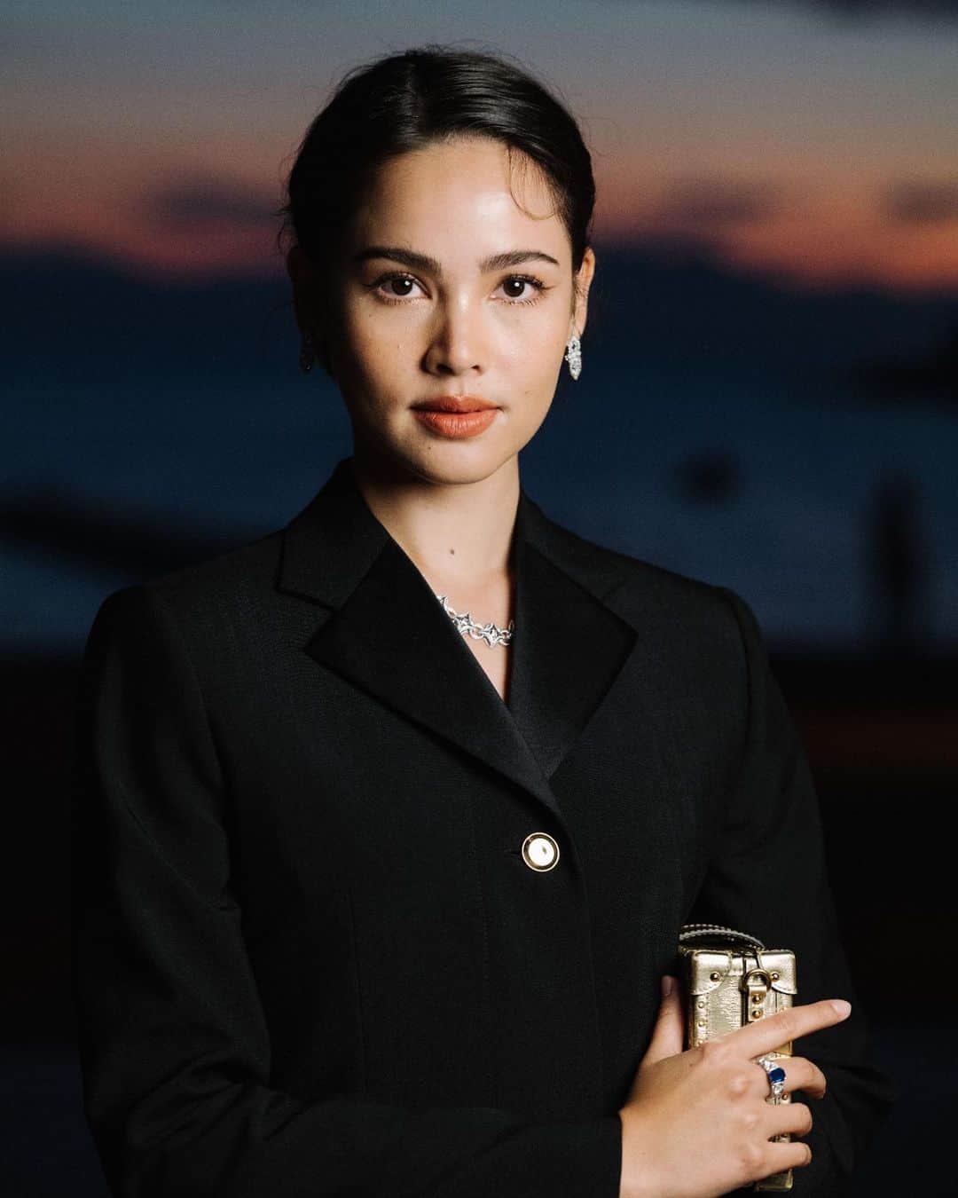 ウッラサヤー・セパーバンのインスタグラム：「Surrounded by so much beauty 🫶🏼what a dream to be here with #LVHighJewelry in Greece! @louisvuitton @francescaamfitheatrof」
