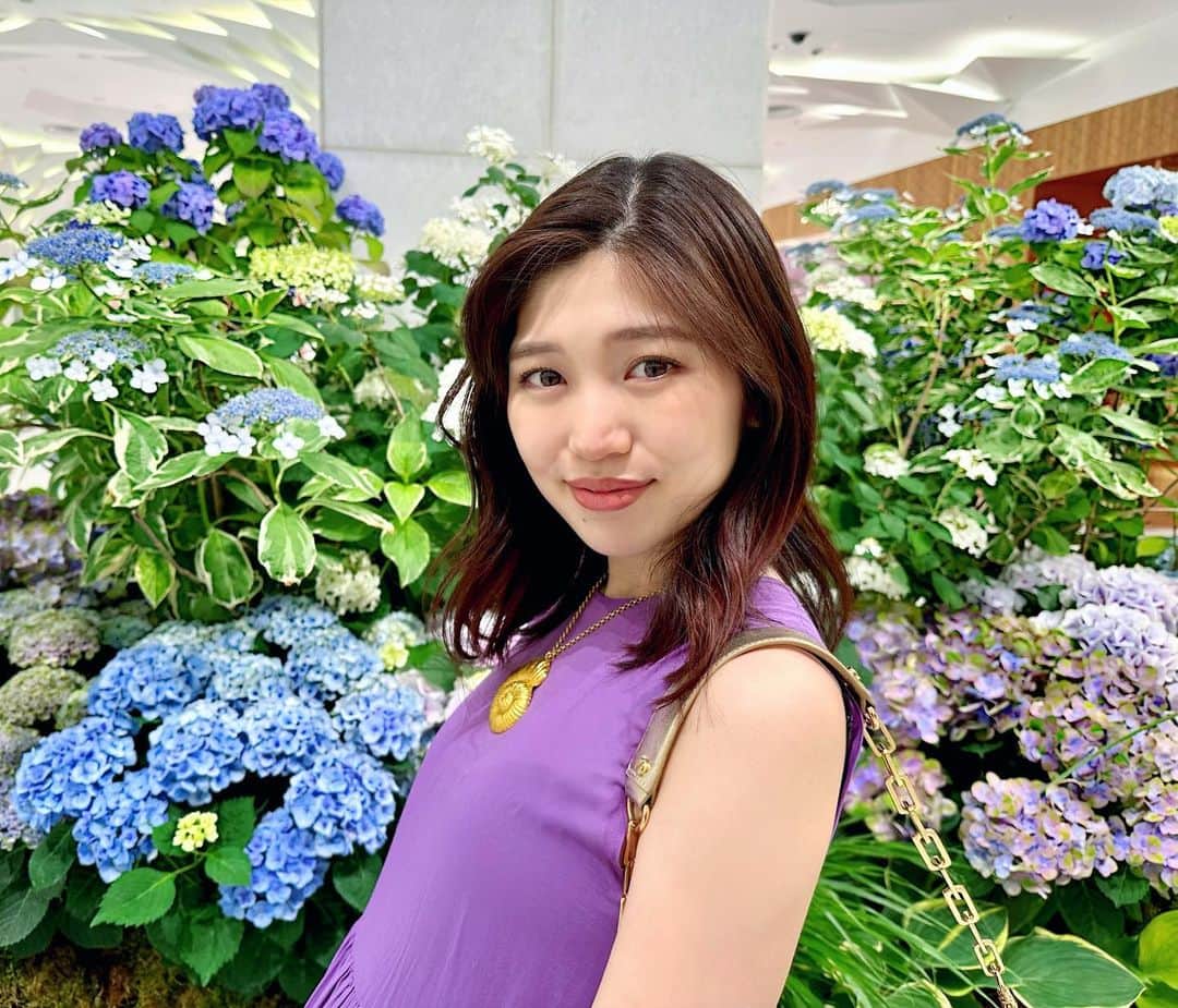 高橋幸のインスタグラム：「お買い物中に出会った素敵な装花💠 ちょうどアジサイ色の服だったので母が撮って くれました📸💜 #紫陽花 #梅雨の花 #hydrangea」