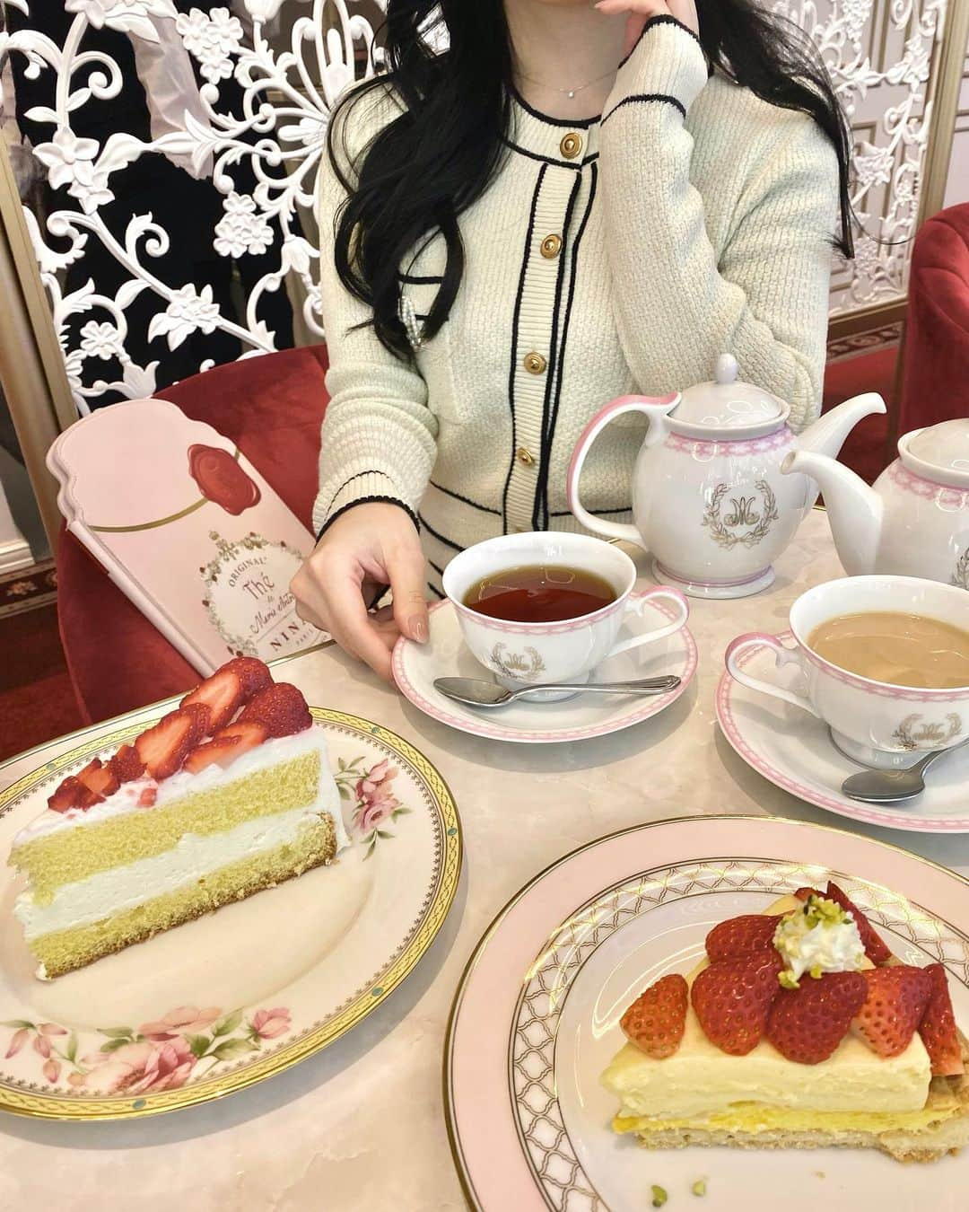 MICのインスタグラム：「☕️ LE SALON DE NINA'S 日比谷 　 @ninasparis_official   2023の3/16にオープンしたばかりで店内めっちゃ綺麗だった✨ ニナスの紅茶が大好きだからずっと行ってみたかった(꒦ິ⌑꒦ີ) バニラとキャラメルのフレーバーティーをお土産に買ったよ☕️  にゃおちゃんななちゃんありがとう♡  📍東京都千代田区有楽町1-5-2 東宝日比谷プロムナードビル 2F  🕰️営業時間 10:00～21:00 　     #cafe #tokyo #ninasparis #ginza  #ニナスパリ#ルサロンドニナス #フレーバーティー #銀座　#日比谷 #日比谷カフェ #銀座カフェ #東京カフェ  #cafe #ラグジュアリー #カフェ巡り #カフェ部 #カフェ  #東京カフェ #スイーツ巡り#ニナスのある生活　 #ルサロンドニナス #ニナス #紅茶 #フレーバーティー #ティーサロン #lesalondeninas #ninas #tea #flavoredtea #afternoontea」