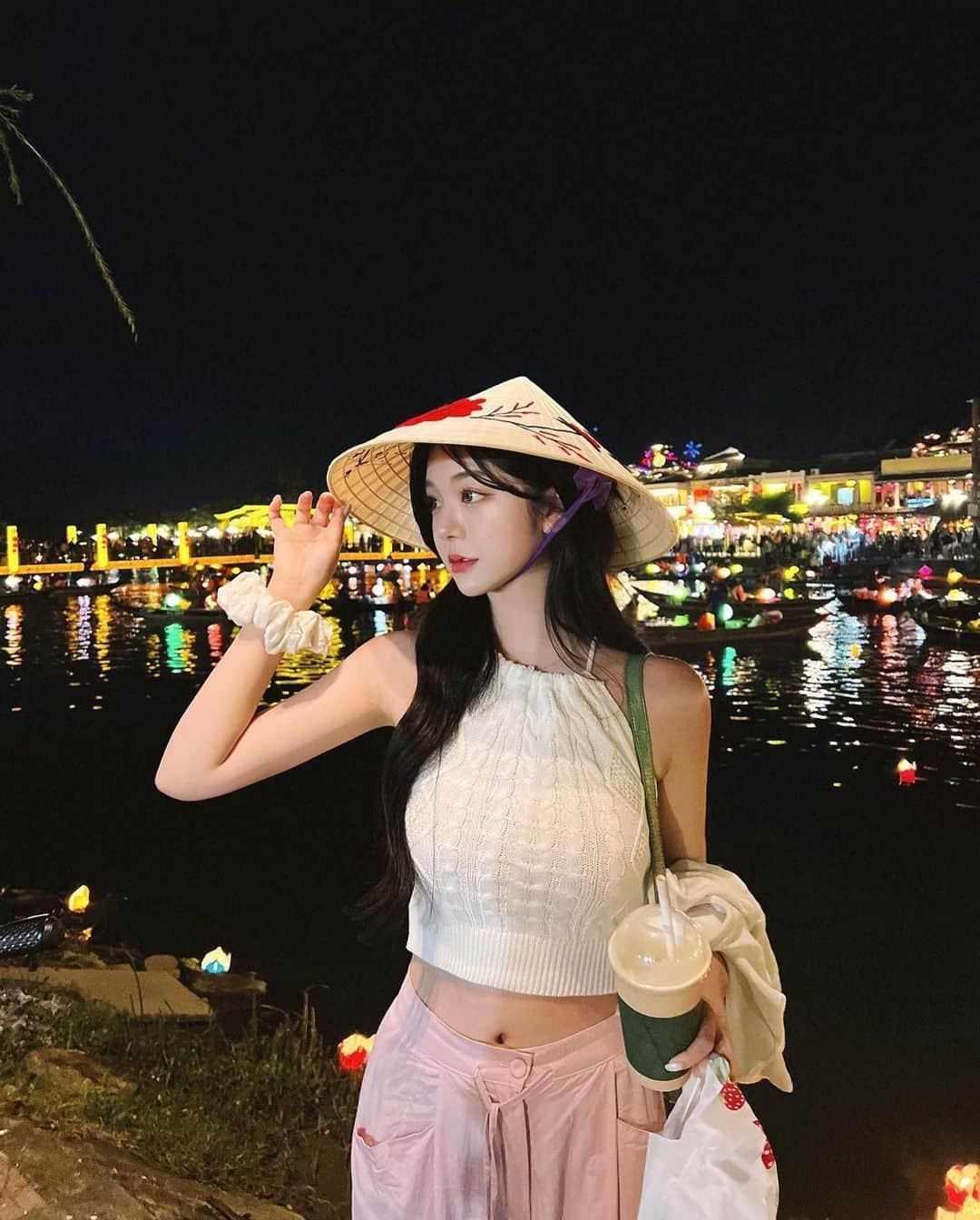 ユビンのインスタグラム：「🇻🇳여행패키지 오늘 8시 오픈 ♥️  ✔️이런분들께 추천드려요 -해외여행이 처음이신분 -여행 계획 짜기 어려우신분  -베트남 처음이라 안전이 걱정되시는분 -더운날씨 편하게 차 타고 이동 하고 다니고 싶으신 분 -부모님 , 가족 , 친구들과 여름휴가 가고싶은데 어딜가야할지 아직 고민이신분 -특별한 경험 , 온천 , 워터파크 , 루프탑 , 맛집 등등 많은걸 한번에 합리적인 가격으로 해결 하고 싶으신분   ✔️Q&A 정리  -항공권은 어떻게 구매하면 되나요? 패키지권 구매 하신 뒤 해피콜로 구매확정 전화가 가실텐데 이때 항공권도 같이 구매하고 싶다고 말씀 주시면 됩니다 !  비엣젯 항공사 사용 하고 있으며 수화물은 20kg무료! ★다른 사이트에서 항공권만 구매 하시는것도 가능 ! 무료수화물 몇키로까지인지 잘 보고 구매하세요 !  -따로 항공권 구매하는 사람들은 몇시꺼 예매 하면 되나요? 출발일 AM8:00 이전 비행기 서울 오는 비행기 베트남 기준 PM10:30 이후 비행기 더 있고 싶으신 분들은 자유여행으로 더 즐기시다 가시는거 가능 ! 이건 본인 선택  -날짜는 원하는 날짜에 갈 수 있을까요? 네 ! 6-8월 화,수,목,금 출발일로 3박5일 선택 가능합니다  ex) 화출발 화수목금토일정  -가이드가 있을까요? 네! 한국인가이드 1분 현지가이드 1 분 총 두분이라 편하고 안전하게 여행 다니실 수 있습니다  -패키지에 상품 판매 껴있는거 싫은데 이건 어떻나요? 저도 싫어서 여행사측에 아예 빼자고 요구 드리긴했지만 패키지 상품이라 어쩔 수 없이 상품판매(기념품샵)이 껴 있는데 판매 강요는 일절 없을거고 저희에게 남는 이윤도 일절 없습니다 별로시면 그냥 구매 안하시면 되고 기념품 구매 하고 싶으신 분들은 구매하시면 되세요 !  -여름휴가가 언제인지 잘 모르는데 날짜 변경 가능할까요? 패키지권 구매 하시면 공구 끝나고 전화 가는 해피콜을 통해 변경 가능합니다  패키지권 날짜가 선착순으로 차는거라 무작위로 예약하시는건 다른분들을 위해 삼가해주세요  -가격은 어떻게 되나요? 항공권 따로 349,000원 입니다  -자유시간도 많이 포함 되어있나요? 직접 패키지 답사 갔다와서 mz세대에 맞춰서 저희가 일정을 짰어요 자유여행 느낌도 나고 일정이 힘들지 않게끔 중간중간 자유시간도 많이 넣었고 베트남에서 좋았던 곳 , 맛집 , 체험 하면 좋을 이색체험 등을 일정에 포함 시켰어요  -부산에서 출발하는 항공권도 있나요? 네 서울 부산 출발 가능입니다  -인원은 몇명까지 가능하나요? 최소8명 최대30명입니다  -혼자 여행 가도 되는걸까요? 네 그럼요 혼자 여행은 가고 싶은데 안전이 불안하신 분들께 완전 추천이에요  혼자 오셔서 다른 분들과 친해지셔서 편하고 재밌게 여행 가능 !!  -숙소는 2인1실 인가요? 2인 1실 입니다  3명이서 한방은 원래 있는 방에서 그냥 세명이 자야해서 추가 비용 없구 1인실만 추가비용 있습니당 !! 현지에서 가이드를 통해 문의해주세요  -패키지에 뭐가 포함되어 있나요? 호텔 , 기사 + 차량 , 한국인가이드 , 베트남 현지가이드 , 전일정 숙박비 , 관광지 입장료 1억원 여행자보험 , 특전사항 일체 포함 입니다  -인원이 안 찰 경우 출발 못 하나요? 인원이 안 찰경우 최대한 소수 인원으로 출발하겠지만  부득이하게 날짜변경 해야할경우 해피콜로 안내해드려요 그래서 비행기 예매는 해피콜 확정 후 예매하시는걸 추천드립니다 귀찮으신 분들은 구매 후 해피콜 왔을 때 비행기같이 하고 싶다고 말씀 주시면 같이 예매해드립니다  -친구랑 같이 가려고 하는데 따로 구매해야 하나요? 아뇨 !!  한 사람이 한꺼번에 하시는걸 추천드려용 따로 따로 하셔도 되긴 합니다 !  ✔️더 궁금하신 점이나 자세한 사항은 하이라이트나 사이트 참고해주세요 ♥   #베트남 #다낭 #호이안 #베트남여행 #베트남여행패키지 #여행패키지」