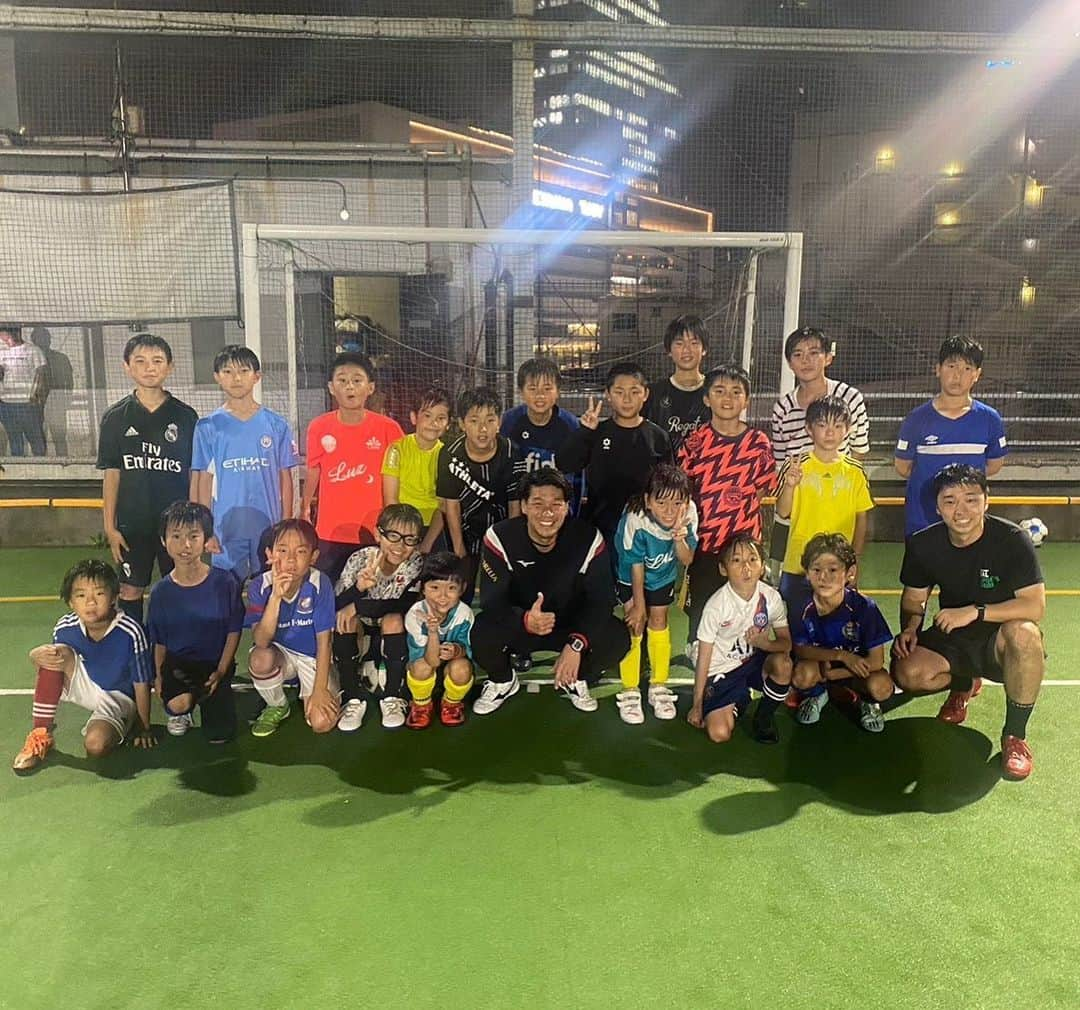 上里一将さんのインスタグラム写真 - (上里一将Instagram)「・ 6/12 @sal_sports_park_yokohama 主催 サッカークリニックをさせて頂きました⚽️  微力ではありますが、19年間プロで培ってきた事を伝え、還元していけたらなと思っています！  雨にも関わらず参加してくれた子供達、見守ってくれた親御さん、素晴らしい出会いを心から感謝致します🙇‍♂️  また一緒にサッカーを出来る日を楽しみにしています✨  #サッカークリニック #横浜 #アソビル #最高の笑顔 #感謝」6月13日 17時27分 - kazumasa_uesato20