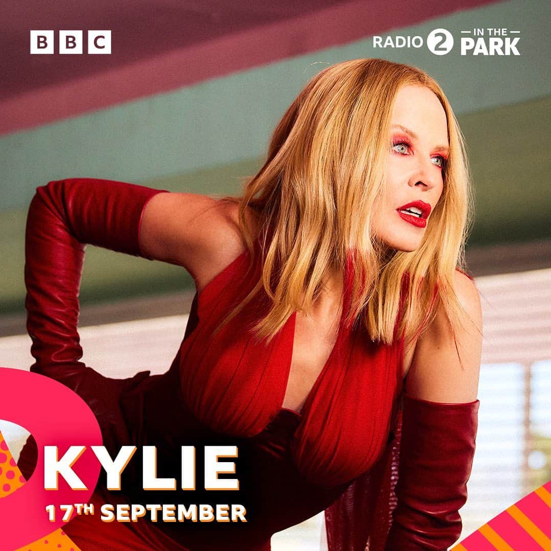 カイリー・ミノーグのインスタグラム：「PADAM PADAM!! Our Sunday night headliner KYLIE! #R2inThePark! 🧡」