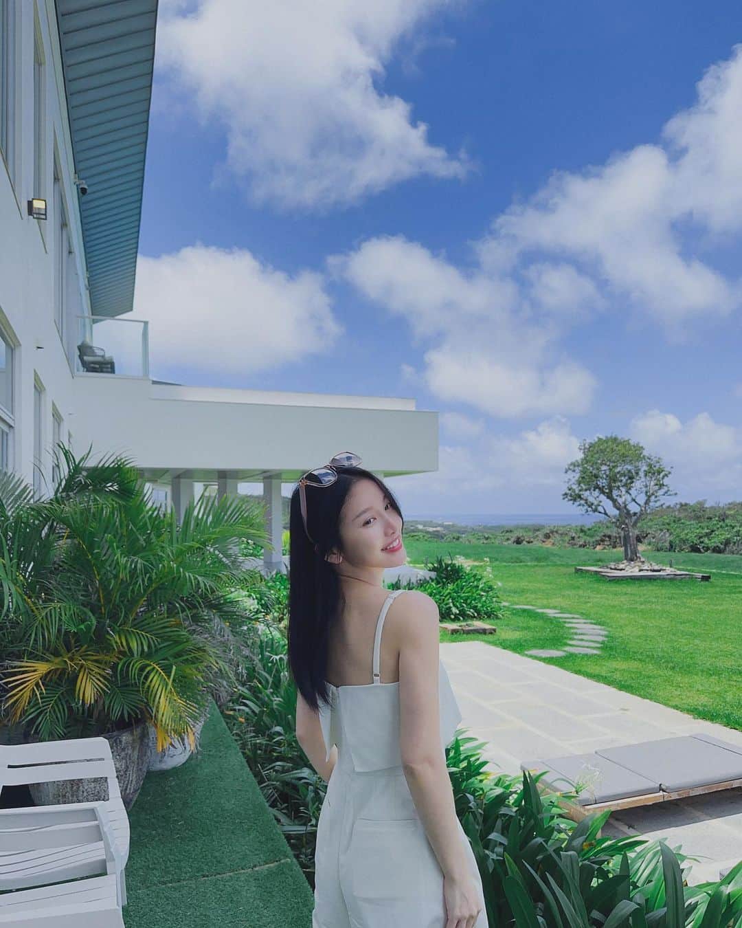 蔡瑞雪（Ruixue Tsai）さんのインスタグラム写真 - (蔡瑞雪（Ruixue Tsai）Instagram)「有山有海有夕陽🫶🏻 有你會更開心🥳  👗 @clubmonaco  🏨 @sunlightotp  @kenting.hotel  @doubletisoppo」6月13日 17時21分 - snowbabyq
