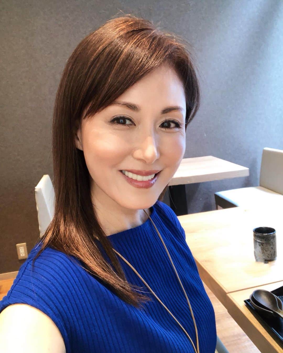 Yuuのインスタグラム：「♡ 蒸し暑い1日でしたね バテない様に しっかり食べてよく眠る😴  心掛けています💕  皆様も体調崩さないように 気をつけてお過ごしくださいね  火曜日になりましたが 今週もよろしくお願いします🤍  🦋悠々凜々🦋  #笑うかどには福来たる #around50 #今日1日を大切に　 #アラフィフ　 #大人女子 #セルフィー #smile  #selfy   いつも沢山の👍いいね📝&コメント 本当にありがとうございます  とても癒されています💓」