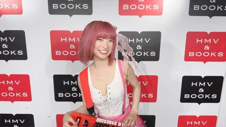 宮崎寿々佳のインスタグラム：「HMV&BOOKSSHIBUYA店さんでリリイベありがとうございました😍  アーティストデビューして初のリリイベができて凄く嬉しいのに渋谷のHMVってゆうすごい場所でさせてもらって嬉しいです(*´ω｀*)  その気持ちを受け取って5/4と6/12来てくれた皆さん、ありがとうございました❤️🥰  次のライブはとうとう6/26(月)川崎クラブチッタです！！  お忘れなく！待ってます🔥🔥  #hmvlive #hmvandbooks #hmvandbooksshibuya #川崎クラブチッタ #ピンクスカート #揺れてる #セクシーアーティスト #揺らしてる #確信犯 #sexymovie #宮崎寿々佳 #ピンク髪 #ピンク髪女子」