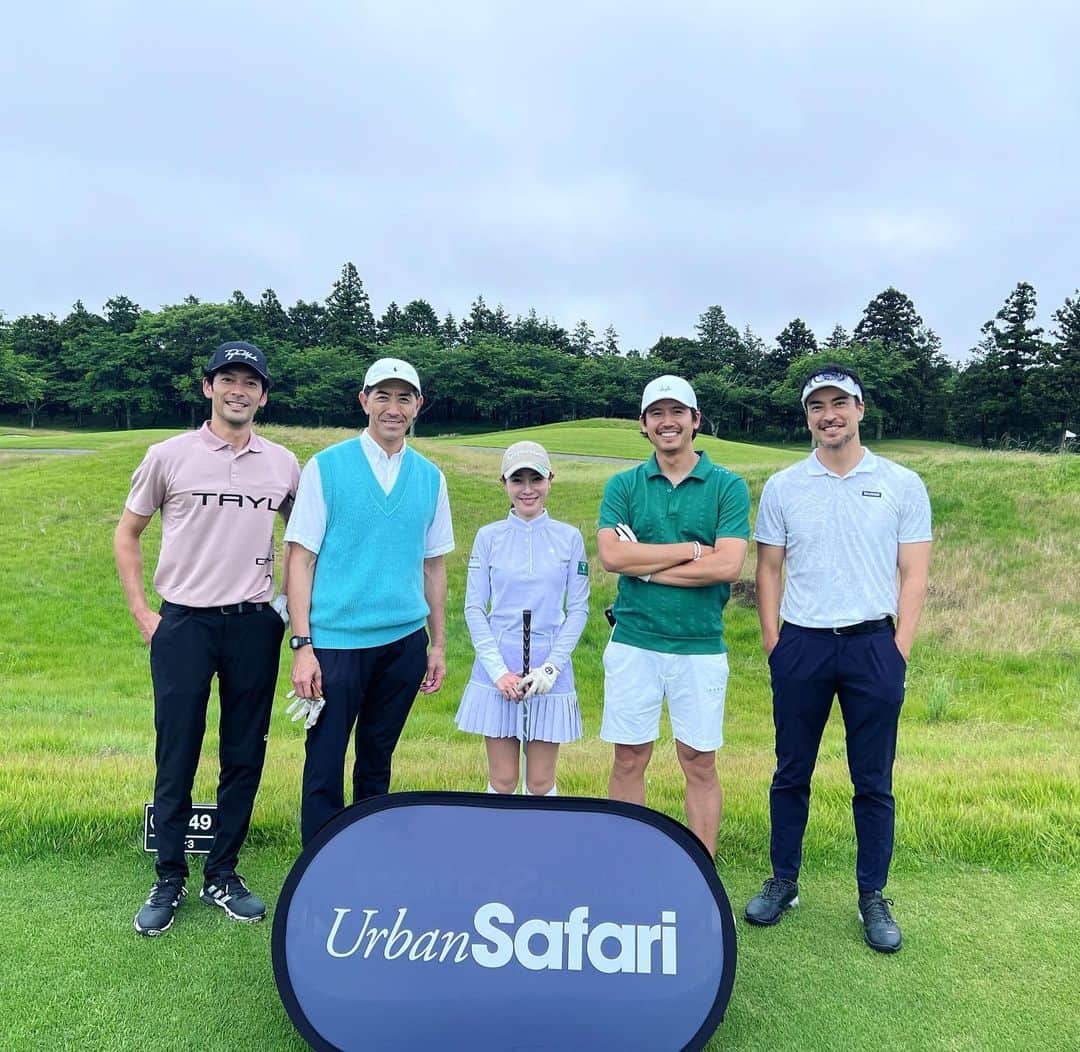 久保田裕之のインスタグラム：「『Urban Safari Open 2023』 に参加させて頂きました🙋🏻‍♂️ あいにくの天気でしたが…素晴らしいゴルフコンペでした⛳️  今回のペアはなんとGG佐藤さん⚾️　@gg_sato_takahiko   残念ながら賞品に絡める順位ではなかったけど🤔楽しかったー  4枚目の動画は@taylormade_golf_japan のゴルフクラブstealth2を振ってみました😊  @iwcwatches_jp  IWCの時計欲しかったー サプライズにはびっくり🫢  @safarionline_official  @safarilounge_official  #ラグジュアリー#ゴルフ#Golf#Urban SafariOpen2023」