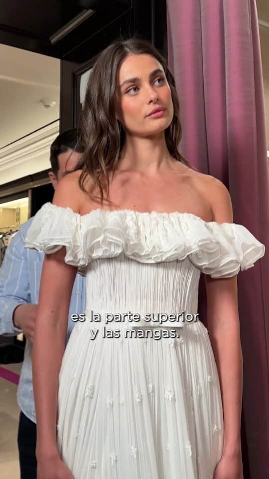 Vogue Españaのインスタグラム：「Acompañamos a @taylor_hill al último fitting de su vestido de novia, el primero que diseña @etro ✨」