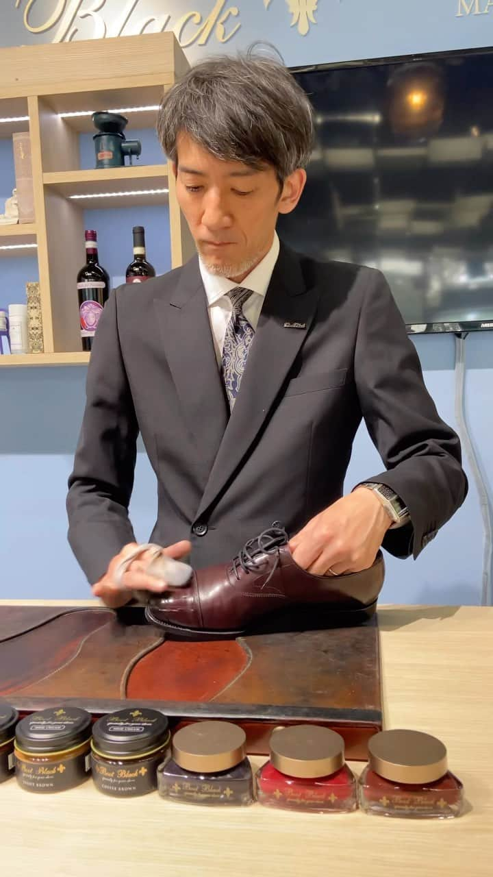 bootblack_officialのインスタグラム：「Maestro Narita, shoe shining on a lovely pair of nightshade @edwardgreen1890 straight tip shoes ⚜️  #bootblackshoeshine#bootblackshoecare#highshine#shoecare#shoeshine#shoepolish#shoegazing#shoestagram#leathershoes#madeinjapan#classicshoes#dressshoes#shoegram#paraboot#mirrorshine#shoeaddiction#shoeaddict#exhibition#pitti#pittiuomo#pittiimagine#italy#firenze#japan#tokyo#maestro」