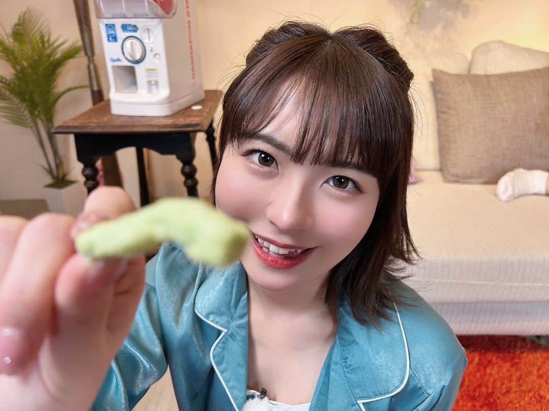 のインスタグラム：「あーん🫛　#久しぶりにスナック菓子食べたら美味しかった日　#カラムーチョホットチリ優勝」