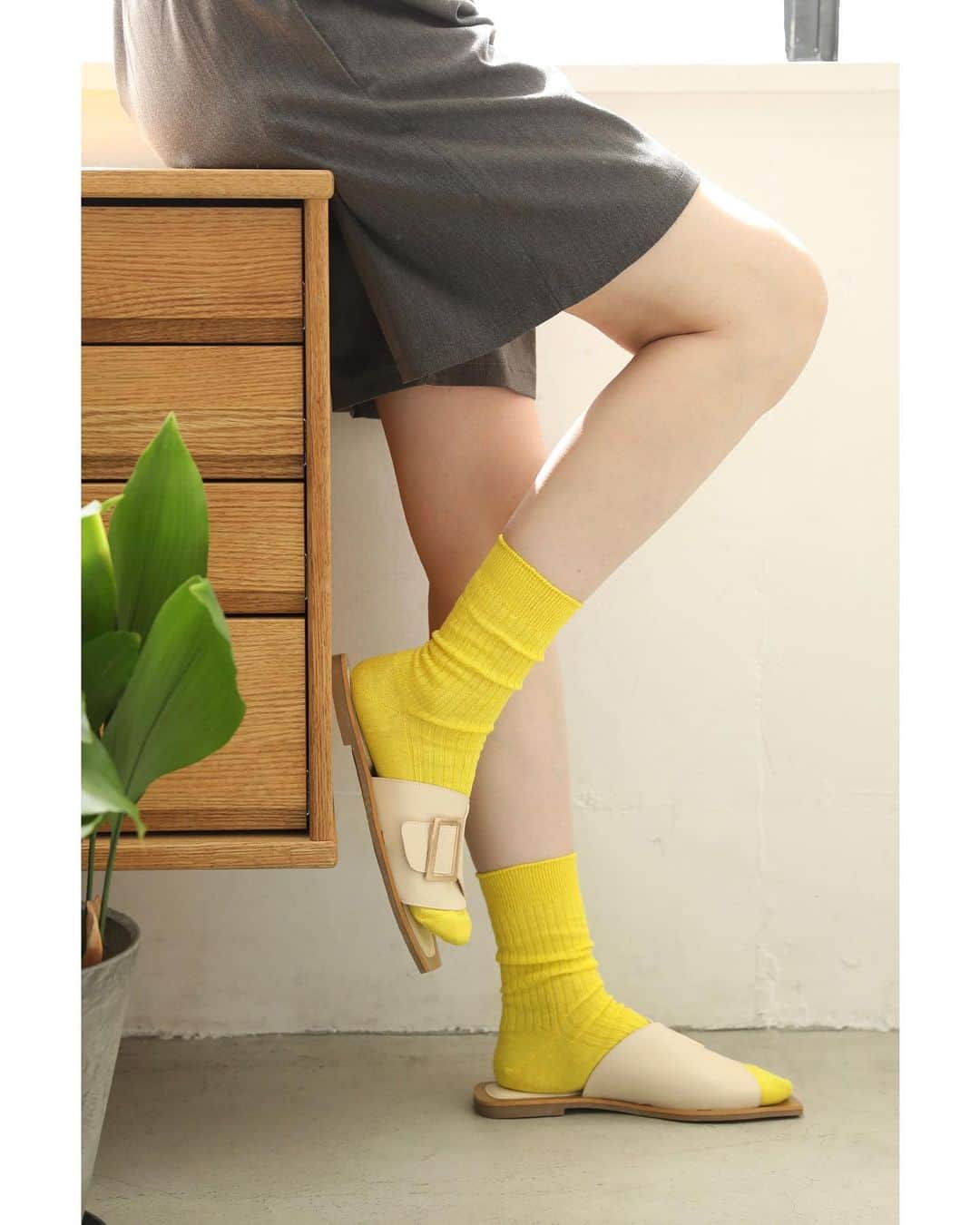 靴下屋公式アカウント（tabio）さんのインスタグラム写真 - (靴下屋公式アカウント（tabio）Instagram)「. “ 夏のカラーソックス “ さらっとした履き心地のリネンソックス。 張りと光沢のある麻を使用しています。 通気性がよくら吸水・放湿性に優れているので、 梅雨のジメジメした季節にもオススメです◎ ⁡ ▷ミドルゲージリネン４×２リブソックス 021140778 ¥1,540 ⁡ #tabio#socks#sockstyle#socksoftheday#ootd#legfasion#レッグファッション#大人コーデ#大人の足元#リネン#リブソックス#リネンソックス#カラーソックス#サンダルに靴下」6月13日 17時29分 - tabio.jp