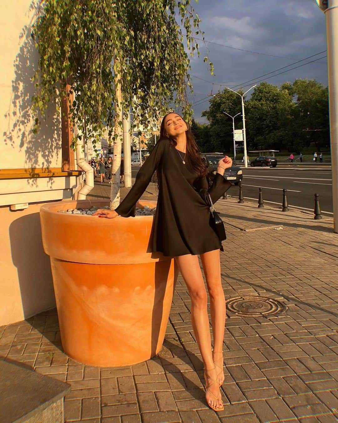 Zhenya Katavaのインスタグラム：「summer glow ☀️」