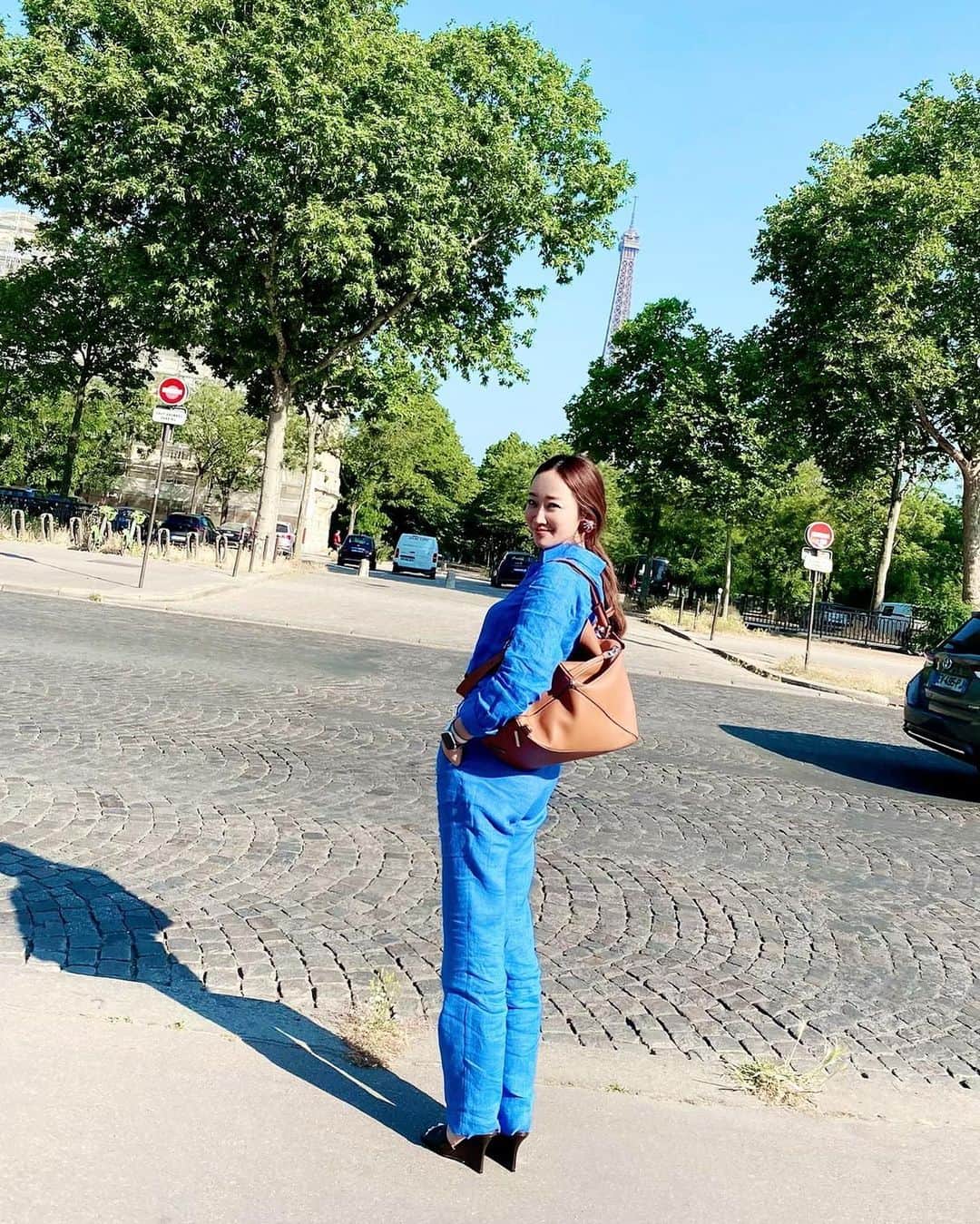 神崎恵のインスタグラム：「・ 最終日、パリで1泊するためにニースからシャルルドゴールへ移動✈️ なのだけど、シャルルドゴール空港でスーツケースが出てこなく(翌日羽田に飛ぶ組はみんなでてこなかったの😂)。。 パスポートとお財布、ポーチだけ入ったバッグのみでチェックイン。 夜中近く、空港からホテルまでの道のりで、かろうじて開いていた小さなお店で5€ほどのモイスチュアクリームを買い、クレンジングと保湿ケアに使いました。 洗顔は、ホテルにあった石鹸🧼 髪は手ぐしでとかしてクリームちょっとつけて結んでしまえ。 メイクもとりあえず、あるものだけでなんとかする。 パンツはちゃんと洗って乾かしました🩲 みんなで、「こんなのも面白いね🤣」と笑い飛ばし、いい思い出になりました。 ということで、この日も同じ服でおはようございます。 ですがこの後、「この汗混じりの服のまま十数時間のフライトは悲しいね」 ということで、パリのZARAへ🚶🚶‍♀️🚶‍♂️ 3枚目は、昨日のライブでお話をした、 のっぽさんからみた図。 こんなふうに見えてるのですね 🍄😂 ほぼデコ。 プラ板つくろう。  セットアップは  #weekendmaxmara です💙 ジャケットと3セットアップのお気に入り。」