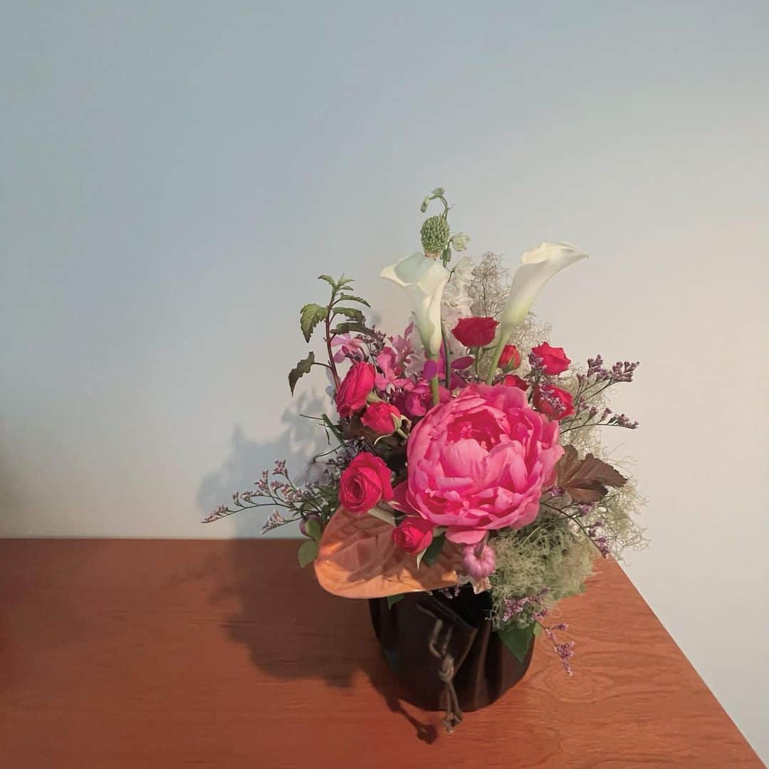 樋口柚子さんのインスタグラム写真 - (樋口柚子Instagram)「最近の ⚘⚘⚘ いただいたり、購入したり、、、 お花のプレゼントって 渡すのも貰うのも心がほっこりするな〜🪻」6月13日 17時38分 - higuchi_yuzu_official