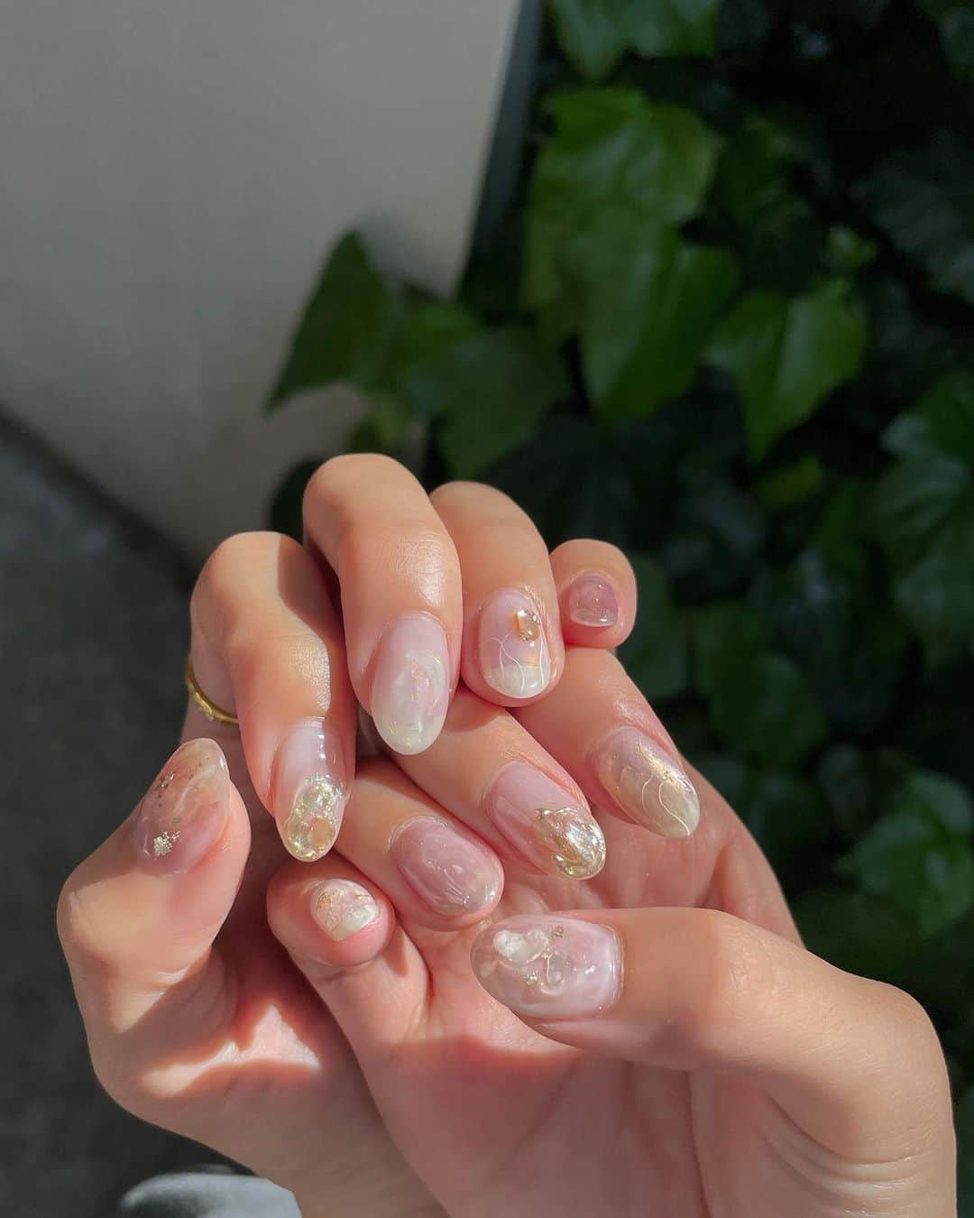 いのうえです。のインスタグラム：「ㅤㅤㅤㅤㅤㅤㅤㅤㅤㅤㅤㅤㅤ 最近のnail 記録用 ♡  @akane.4.8 さんのニュアンスネイルが 大好きすぎる🥹🤎先月はお任せで ちゅるちゅるでキラキラにしてもらいました✨  今月は17日の本番に向けて ちょっと違さいつもとは違って 甘さのある感じにしようかな~💭  今日この後変えにいってきます🤲🏻⸒⸒」