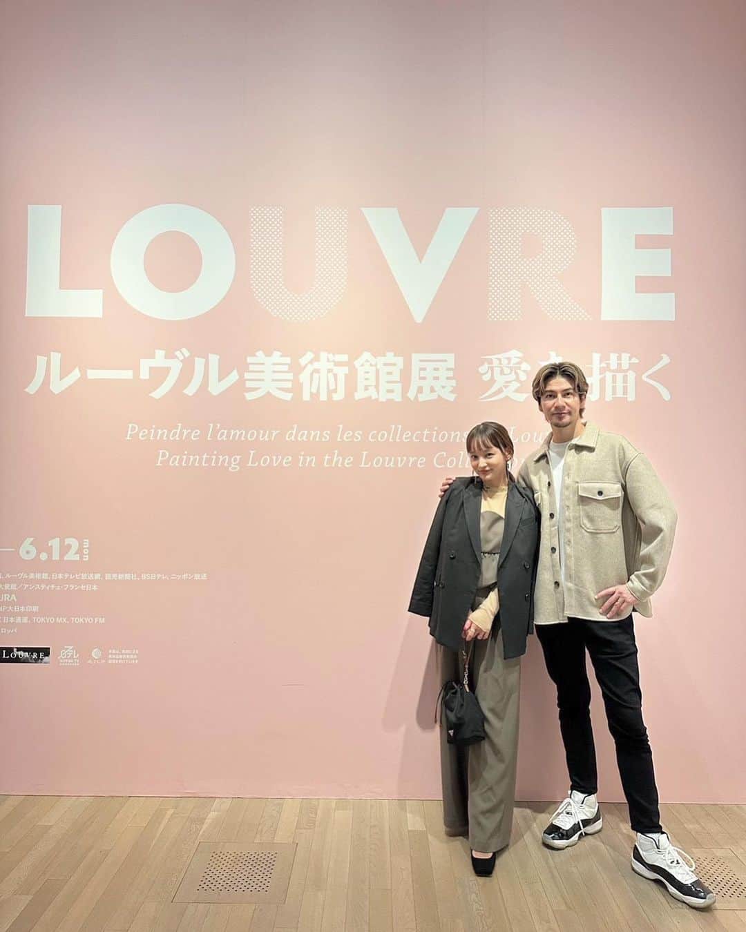 のインスタグラム：「先日Amexカード会員限定のイベントに招待して頂きました！「ルーヴル美術館展 愛を描く」in 国立新美術館！！ 夫婦で美術館に来たのは新婚旅行のイタリア以来♪ 芸術の世界に浸ってると日常の全てを忘れて目の前のアートに没頭できるからいいよね。  通常はたくさんの人が訪れる会場も会員限定だからゆったりと絵画を鑑賞できて麻衣ちゃんと大満足な時間を過ごせました✨  今後もAmexは会員限定の特別なイベントを定期的に開催していくそうなので、皆さんも是非チェックしてみてください！  #アメックスイベント #Promotion @amexjp」
