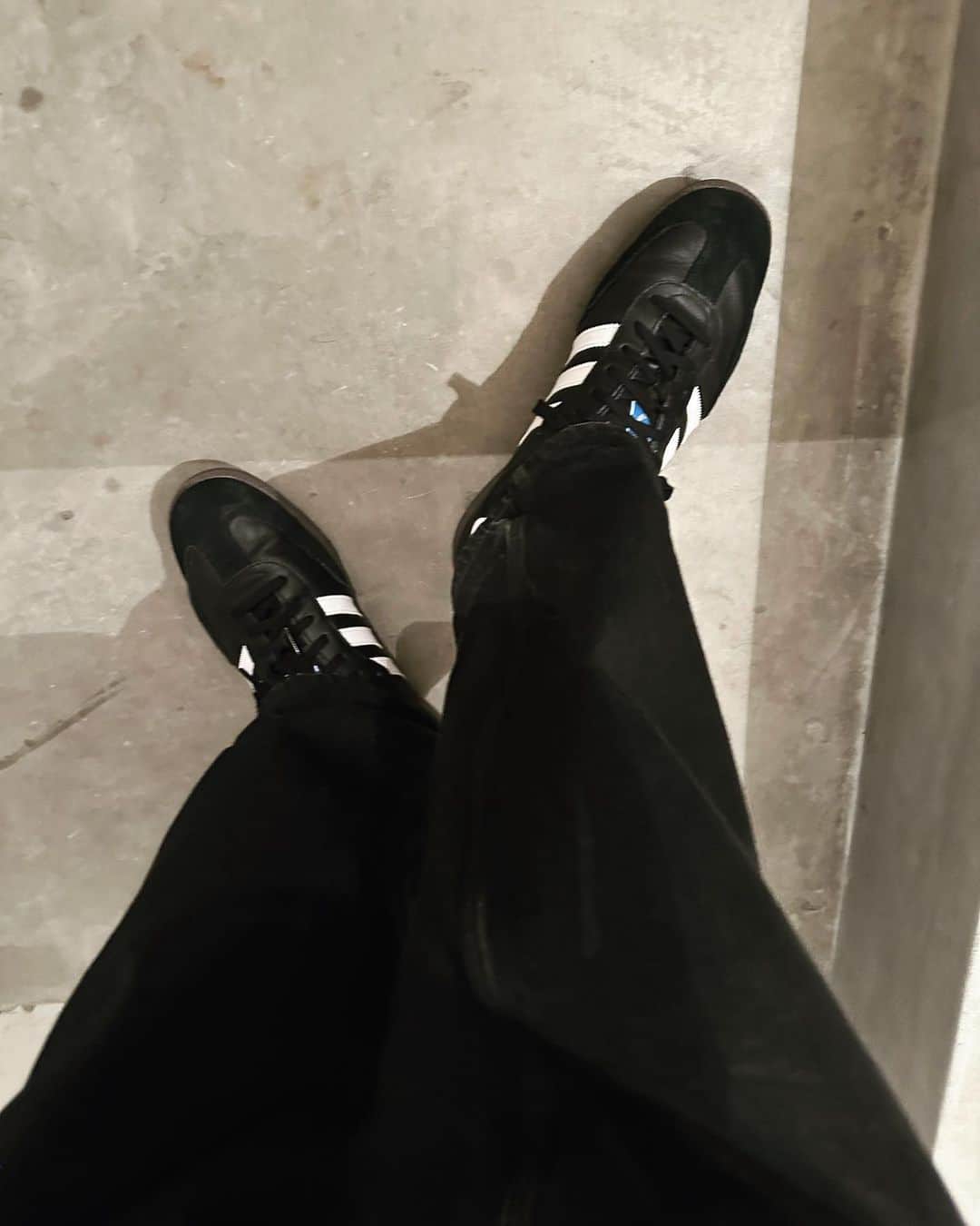 のインスタグラム：「adidas.  sambaにCOMOLIのブラックデニム🐺」