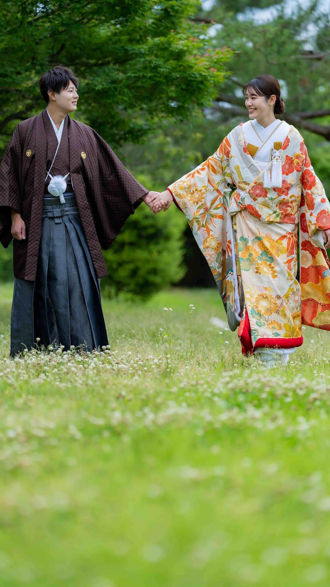 studioTVB NARAのインスタグラム：「奈良の新しいロケ地です🦌🦌🦌  和装も洋装もどちらもオススメ✨  photo: @kato.deco.ph  hairmake: @mayu.deco.hm   ┈┈┈┈┈┈┈┈┈┈┈┈┈┈┈┈┈┈  撮影のご予約やお問い合わせはHPの お問い合わせフォーム・DM・ お電話より受け付けております🌷  💌 namba@st-tvb.jp 📞06-6616-9890  営業時間 月〜金 11:00-20:00 土日祝 10:00-19:00  前撮り / ウエディングフォト @studiotvb_namba @decollte_weddingphoto @decollte_wedding  ┈┈┈┈┈┈┈┈┈┈┈┈┈┈┈┈┈┈┈┈  #撮る結婚式 #スタジオTVBなんばパークス店 #なんばパークス #スタジオTVB #studiotvb  ┄┄┄┄┄┄┄┄┄┄  #フォトウェディング #weddingdress  #weddingphoto  #撮影指示書  #ウェディングレポ  #プレ花嫁 #関西花嫁 #プレ花嫁さんと繋がりたい  #前撮りモニター  #撮影風景  #前撮りポーズ  #ウェディングフォト #ウェディングフォトスタジオ  #韓国フォト #金箔ヘア  #ドレスコーデ  #洋装前撮り #洋装ヘア  #洋装ヘアアレンジ  #ドレス試着  #ブラウンコーデ #ベージュコーデ  #ウェディングムービー #follow4followback #instalike」