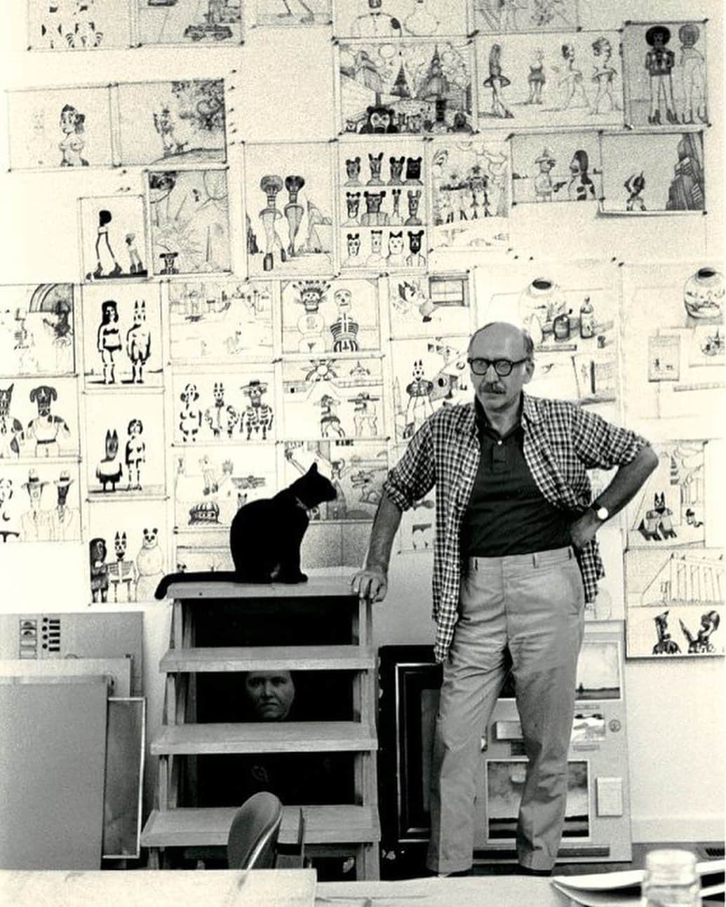 ELLE DECOR JAPANさんのインスタグラム写真 - (ELLE DECOR JAPANInstagram)「ソール・スタインバーグがネコを描いた可愛すぎるイームズチェアが500脚限定で復刻・ 発売に！  雑誌『ニューヨーカー』などで披露した洒脱なイラストレーションが人気を博したアーティスト、ソール・スタインバーグ（1914-1999年）。彼がイームズのオフィスを訪れて、椅子に絵を描いたのをご存じだろうか？　このほど、この猫が描かれたチェアがハーマンミラー、ヴィトラ、イームズオフィスの協働によって復刻されることに。世界500脚限定で製造、日本では6月15日、欧州では6月14日から発売される。  日本で入荷・販売されるのは限定20脚のみ。購入希望の殺到が予想されるチェアだけに、販売方法を事前によくチェックしておこう！  @saulsteinberg @eamesoffice @hermanmiller @hermanmiller @hermanmillerjapan  #ソールスタインバーグ #SaulSteinberg  #HermanMiller #ハーマンミラー  #eameschair #イームズ #イームズチェア #インテリアデザイン #interiordesign」6月14日 19時05分 - elledecorjapan