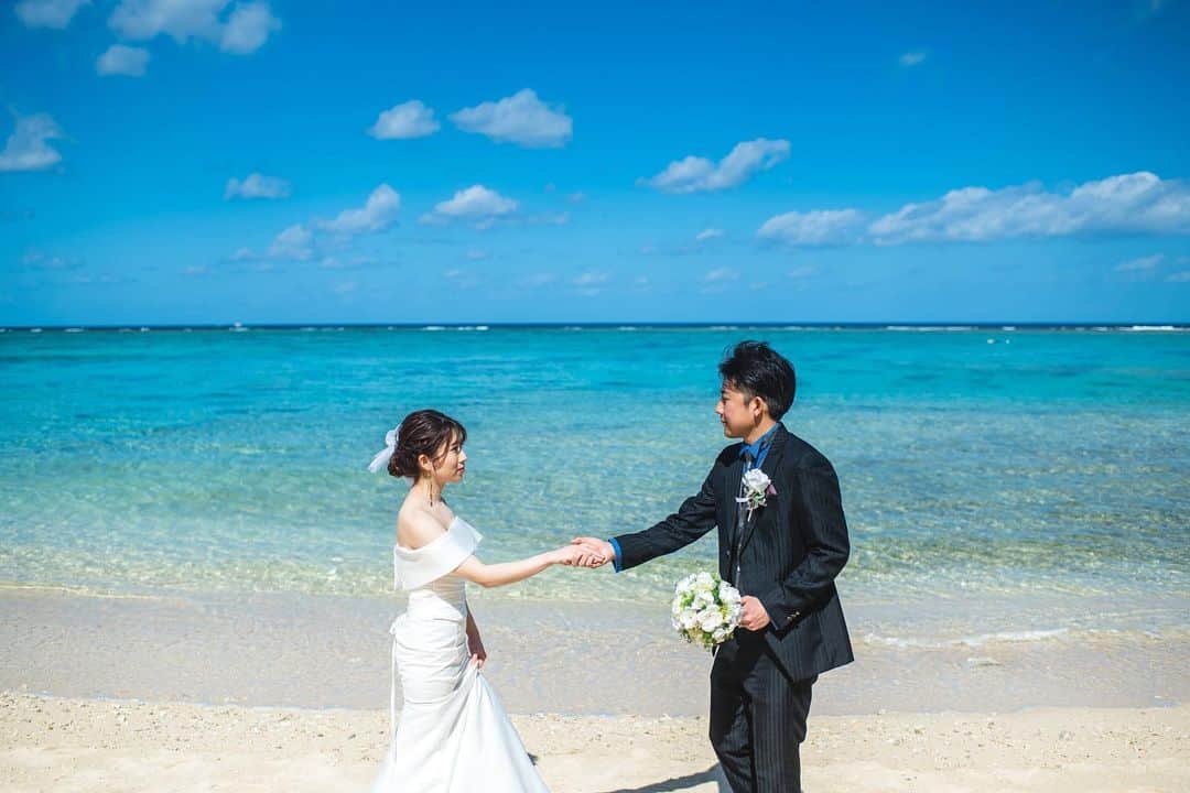 ラヴィ•ファクトリーさんのインスタグラム写真 - (ラヴィ•ファクトリーInstagram)「. 【写真で叶える結婚式】 . 透き通った海と空が壮大に広がる真栄田岬での ロケーションフォト💙  海での撮影の後は和装にチェンジ✨  . —————— ラヴィファクトリー: @okinawa_laviefactory Photographer: @daichi1457 AREA:JAPAN,OKINAWA —————— @laviefactoryをフォローして #laviefactory #ラヴィファクトリー のハッシュタグをつけて お写真を投稿してみてくださいね✳︎ . こちらの公式IG（@laviefactory） で取り上げさせていただきます✨ . 思わず笑顔になれるハートのある 「家族写真」はラヴィクルール* >>>@laviecouleur_official . #wedding #weddingphotography #photo  #ハートのある写真 #instawedding #結婚写真 #ウェディング #ウェディングフォト #撮影指示書 #ロケーションフォト #前撮り#写真好きな人と繋がりたい #フォトウェディング #卒花 #後撮り #ウェディングニュース #前撮り小物 #前撮りフォト  #前撮りアイテム #ウェディング撮影 #撮影構図 #前撮りアイディア #撮影指示書  #花嫁コーディネート  #真栄田岬 #リゾ婚 #リゾート挙式 #沖縄前撮り」6月13日 17時45分 - laviefactory