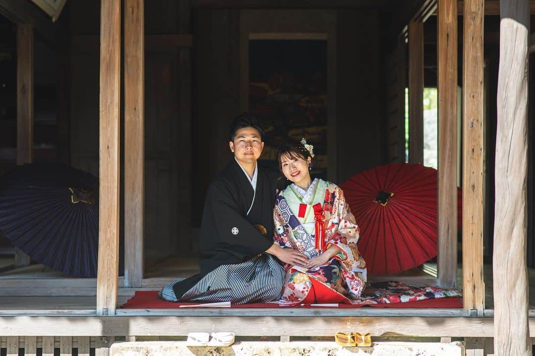 ラヴィ•ファクトリーさんのインスタグラム写真 - (ラヴィ•ファクトリーInstagram)「. 【写真で叶える結婚式】 . 透き通った海と空が壮大に広がる真栄田岬での ロケーションフォト💙  海での撮影の後は和装にチェンジ✨  . —————— ラヴィファクトリー: @okinawa_laviefactory Photographer: @daichi1457 AREA:JAPAN,OKINAWA —————— @laviefactoryをフォローして #laviefactory #ラヴィファクトリー のハッシュタグをつけて お写真を投稿してみてくださいね✳︎ . こちらの公式IG（@laviefactory） で取り上げさせていただきます✨ . 思わず笑顔になれるハートのある 「家族写真」はラヴィクルール* >>>@laviecouleur_official . #wedding #weddingphotography #photo  #ハートのある写真 #instawedding #結婚写真 #ウェディング #ウェディングフォト #撮影指示書 #ロケーションフォト #前撮り#写真好きな人と繋がりたい #フォトウェディング #卒花 #後撮り #ウェディングニュース #前撮り小物 #前撮りフォト  #前撮りアイテム #ウェディング撮影 #撮影構図 #前撮りアイディア #撮影指示書  #花嫁コーディネート  #真栄田岬 #リゾ婚 #リゾート挙式 #沖縄前撮り」6月13日 17時45分 - laviefactory