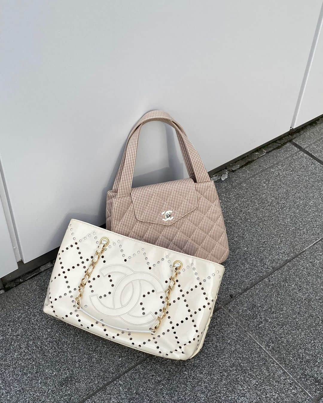 Ｈedyさんのインスタグラム写真 - (ＨedyInstagram)「. ［Left］ CHANEL COCOマークパンチングトートバッグ 品番:H23051638C  ［Right］ CHANEL コットンマトラッセターンロックギンガムチェック 品番:H23051246C  ※二点共WEB掲載済み  撮影時には透明のフィルムを敷いております。  For free overseas shipping services, please visit global website.（www.hedyjp.com）  @hedy_daikanyama @hedy_osaka_ @hedy_fashion  #hedy #hedy_japan #hedy_vintage #vintageshop」6月13日 17時45分 - hedy_vintage