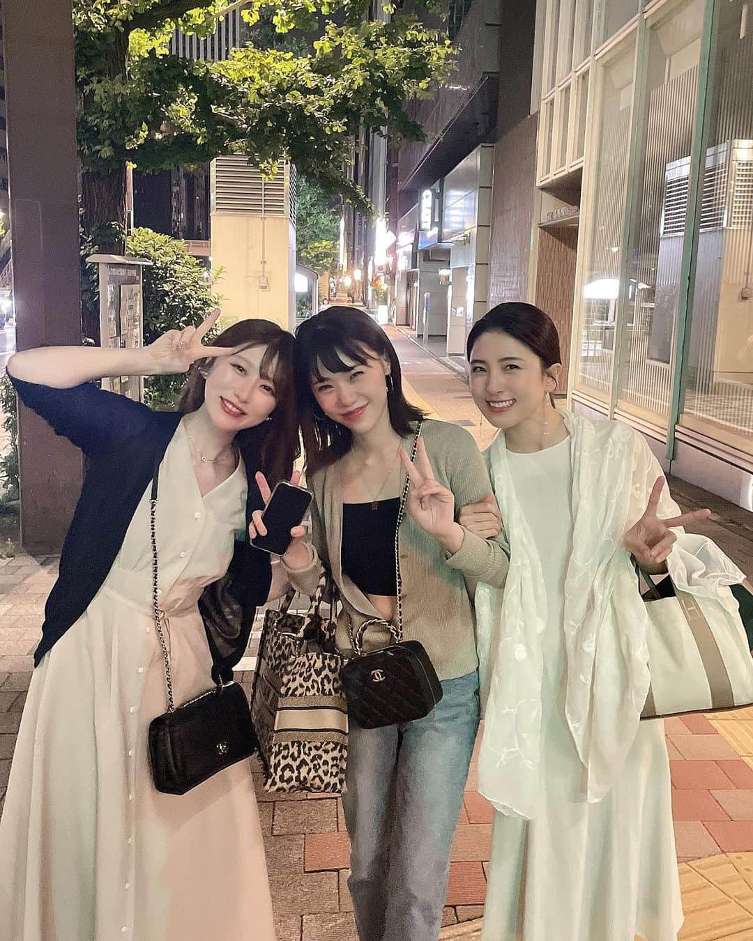 maari watanabe(まありん)のインスタグラム：「美女二人に遊んでもらった日🍻 ほとんど記憶ないという失態… でも五感を大切にしてる生き様と食のお話は心に刻まれました✨楽しすぎた…！ そして目の保養をありがとうございました✨😍巡り会えた奇跡に感謝✨  fashion👗 cardigan @uniqlo_with  onepiece @nanouniverse_official   #30代コーデ  #低身長コーデ  #女子会ディナー」