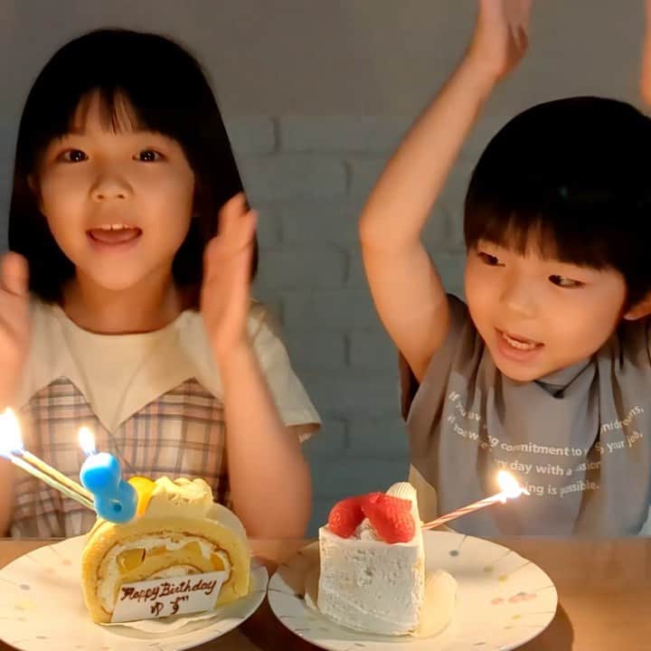 加藤柚凪のインスタグラム：「8歳になりました😊🎉 やっぴーとお祝い🎂✨ やっぴー独特なテンポの手拍子で ハッピーバースデーのうた うたってくれた〜🤣🎶  お祝いのコメントや メッセージをくださったみなさま、 ありがとうございます🥰 たくさんの方にお祝いしてもらえて、 いつも応援してもらえて、 とってもうれしいです😄  8歳も元気いっぱいゆずで がんばります😆✨  #8歳の #誕生日 #ハッピーバースデー🎶 #加藤柚凪 #加藤矢紘  @yuzuna_kato」
