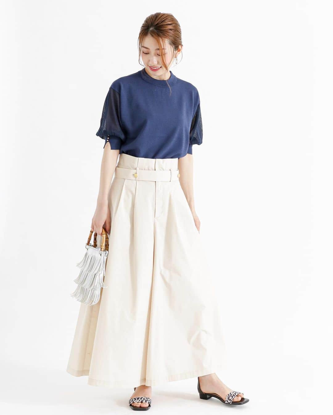 Techichiさんのインスタグラム写真 - (TechichiInstagram)「【Gaucho Pants Styling】 ハリのある素材でスカートのようなシルエットのガウチョパンツをスタイリングでご紹介。 ウエストマークできるベルトデザインがコーディネートのアクセントに映えるデザインガウチョは、トップスをコンパクトにまとめるとメリハリのあるスタイルアップコーデに。 ⁡ ⁡ ・Pants ￥ 8,690（tax incl.）_№1406971 beige/khaki/navy ⁡ ⁡ ⁡ ⁡ ※商品タグの付いていないアイテムも順次オンラインショップで販売いたします。 ⁡ ※商品画像は、撮影環境やご利用のPC・スマートフォンのモニター環境などにより実物と色味に差異がある場合がございます。 ⁡ ===================================== ⁡ #techichi #テチチ #オフィスカジュアル #お仕事を楽しく #大人カジュアル #働く女性 #オトナ女子 #オンオフ兼用 #ガウチョパンツ #ガウチョコーデ  #パンツコーデ  #canshopig」6月13日 18時01分 - techichi_official