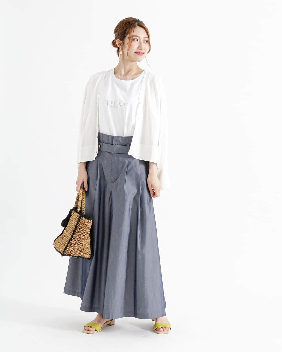 Techichiさんのインスタグラム写真 - (TechichiInstagram)「【Gaucho Pants Styling】 ハリのある素材でスカートのようなシルエットのガウチョパンツをスタイリングでご紹介。 ウエストマークできるベルトデザインがコーディネートのアクセントに映えるデザインガウチョは、トップスをコンパクトにまとめるとメリハリのあるスタイルアップコーデに。 ⁡ ⁡ ・Pants ￥ 8,690（tax incl.）_№1406971 beige/khaki/navy ⁡ ⁡ ⁡ ⁡ ※商品タグの付いていないアイテムも順次オンラインショップで販売いたします。 ⁡ ※商品画像は、撮影環境やご利用のPC・スマートフォンのモニター環境などにより実物と色味に差異がある場合がございます。 ⁡ ===================================== ⁡ #techichi #テチチ #オフィスカジュアル #お仕事を楽しく #大人カジュアル #働く女性 #オトナ女子 #オンオフ兼用 #ガウチョパンツ #ガウチョコーデ  #パンツコーデ  #canshopig」6月13日 18時01分 - techichi_official