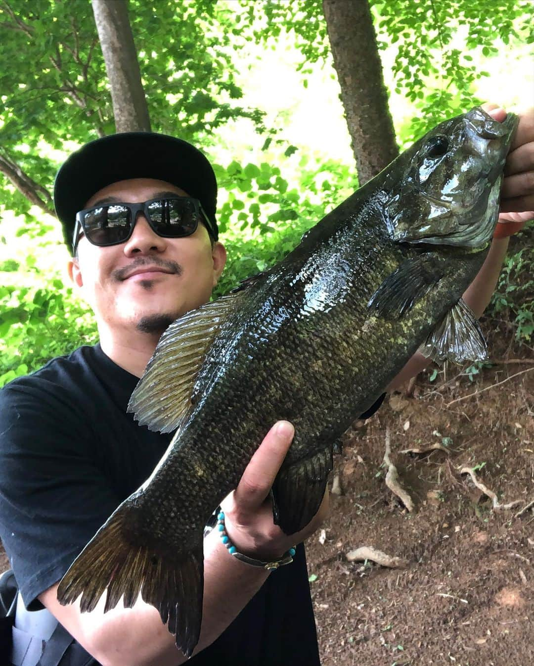 安田理大さんのインスタグラム写真 - (安田理大Instagram)「野尻湖🦣 真っ黒のいかちぃ45くらいのん筆頭に10匹くらい釣れました🎣 引退したしバスフィッシングしまくるか！！ 　 NEIGHBORHOOD × Abu Garciaの黄色のスピニング映えるぅ🟡 　 #野尻湖 #スモールマウスバス」6月13日 17時54分 - michi_yasuda_official