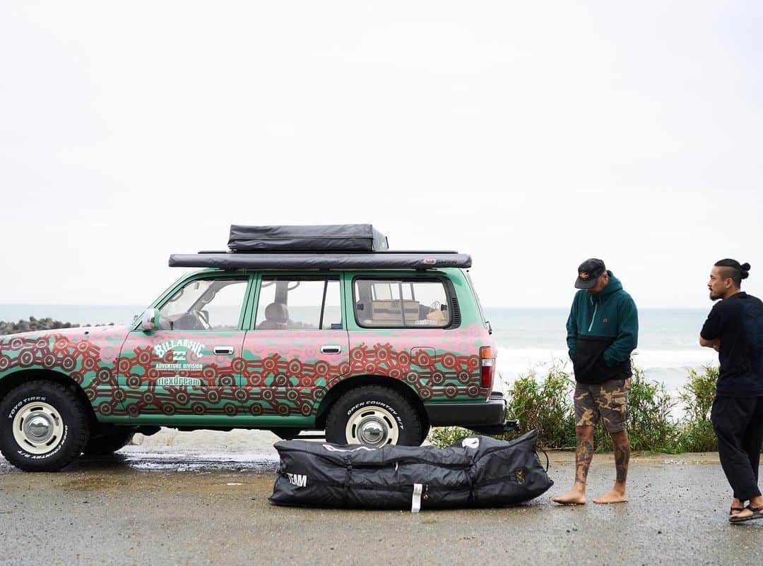 ビラボンさんのインスタグラム写真 - (ビラボンInstagram)「SURFING & FISHING.  ド派手なペイント車両で @otishopecarey が会いにいった相手は、 @yoshi_47 ! 最新の特別ルアーをひっさげて、一緒に釣りとサーフィンとアートを堪能しようとぜ！ということでTRIP決行！  あいにくの天気と波で、釣果もサーフィンもいまいち?! ではあったが、そんなときもあるよね。。って ことで "Know The Feeling" を満喫!  thank you @megabass_inc  @flex_dream   #KnowTheFeeling  📷 @takeuchishinpei 🎥　@hajime0326 📷 @kentalow.s.y.m.f」6月13日 17時56分 - billabong_japan