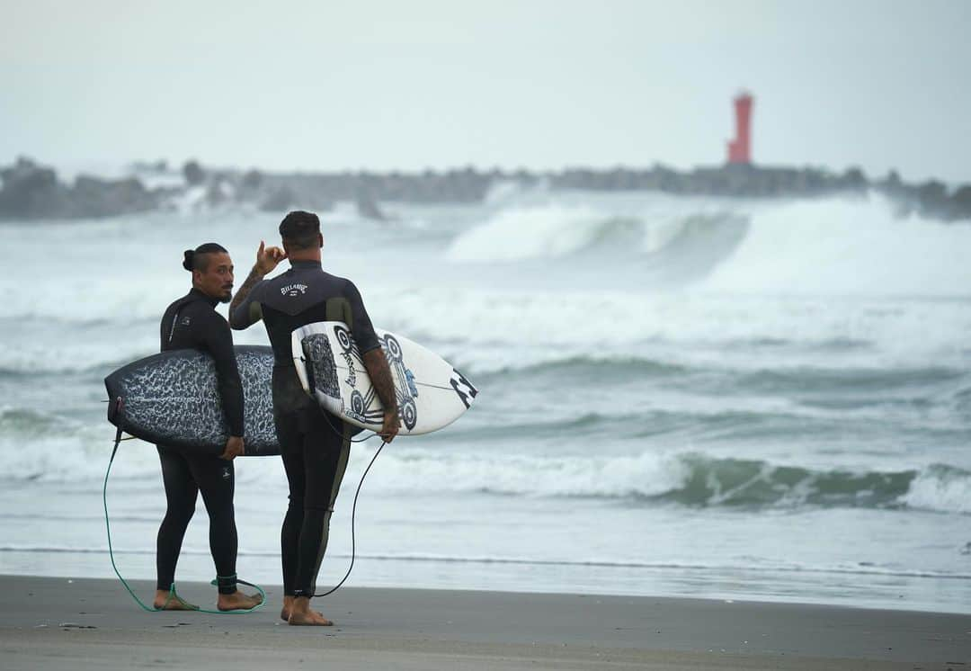 ビラボンさんのインスタグラム写真 - (ビラボンInstagram)「SURFING & FISHING.  ド派手なペイント車両で @otishopecarey が会いにいった相手は、 @yoshi_47 ! 最新の特別ルアーをひっさげて、一緒に釣りとサーフィンとアートを堪能しようとぜ！ということでTRIP決行！  あいにくの天気と波で、釣果もサーフィンもいまいち?! ではあったが、そんなときもあるよね。。って ことで "Know The Feeling" を満喫!  thank you @megabass_inc  @flex_dream   #KnowTheFeeling  📷 @takeuchishinpei 🎥　@hajime0326 📷 @kentalow.s.y.m.f」6月13日 17時56分 - billabong_japan