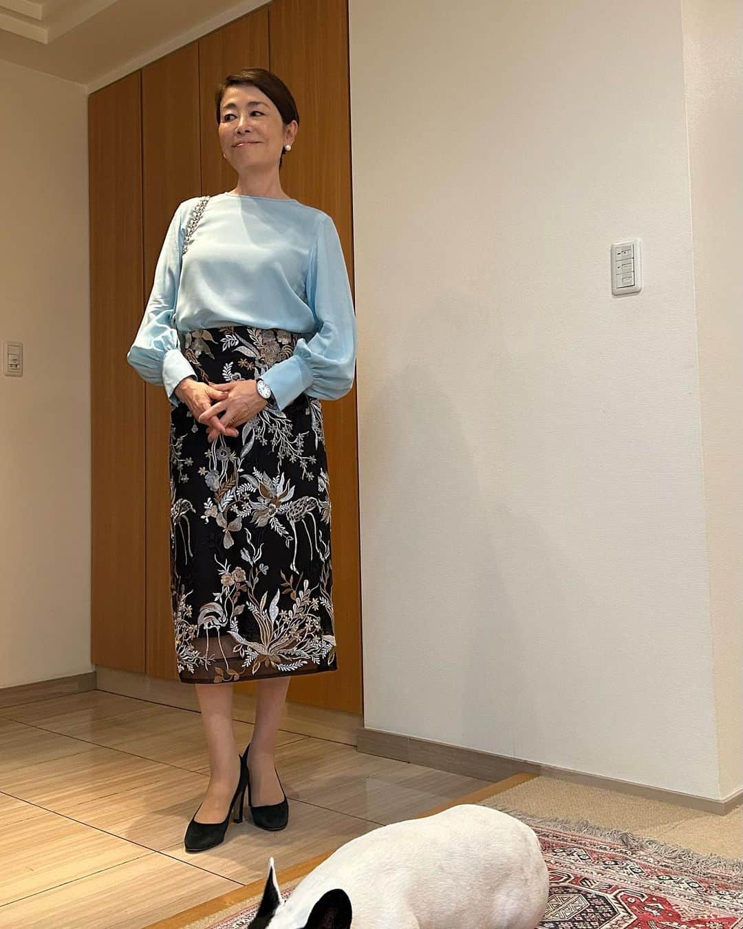 安藤優子さんのインスタグラム写真 - (安藤優子Instagram)「およばれの席へ。  ちょっぴりフォーマルなお席に呼ばれているので、レースの上に手刺繍がほどこされているスカートを選びました。  合わせたブラウスは刺繍の一色をとって、うすい水色を選びました。  共に#ミカコナカムラ です。  アクセサリーは、バロックパールのピアスのみです。  バッグは白の#CHANEL、時計は#ティファニー のオーバルです。  ファッションチェック担当リンは、散歩待ちで、私のファッションはどーでもいい感じ（笑）  本日は事務所アシスタント嬢とお留守番です。  ではサクッと行って来ます！  #フレンチブルドッグ  #安藤優子」6月13日 18時02分 - yukoando0203